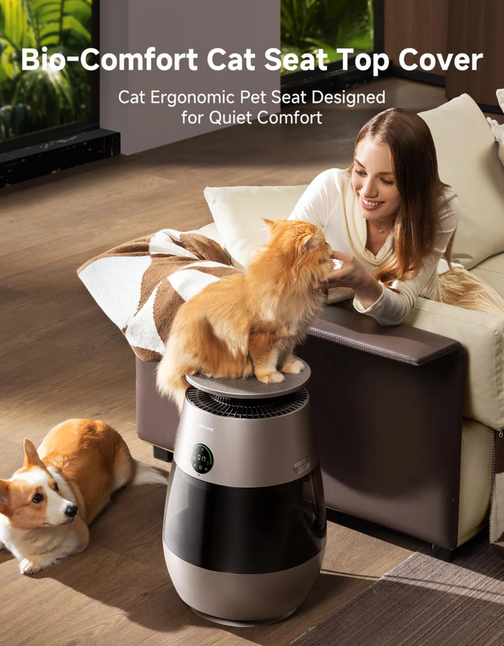 Eine Frau streichelt eine flauschige orangefarbene Katze auf einem Gerät neben einem Corgi. Text: 'Bio-Comfort Cat Seat'.