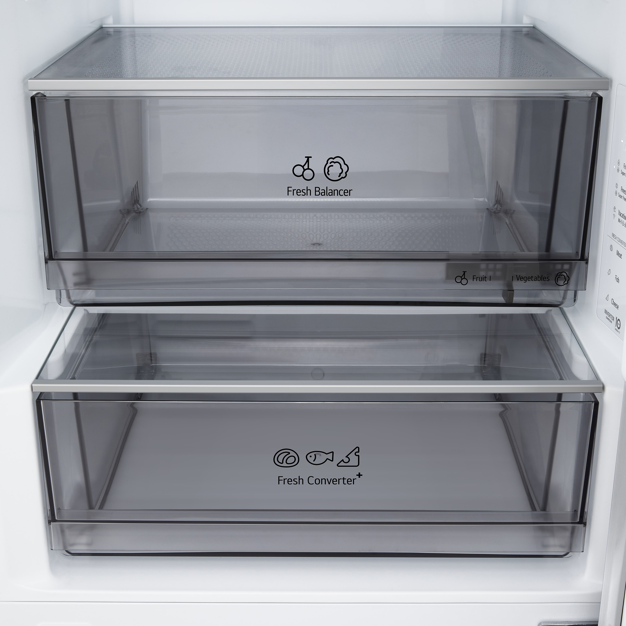 Zwei durchsichtige Schubladen im Kühlschrank: eine für Obst, eine für Gemüse.