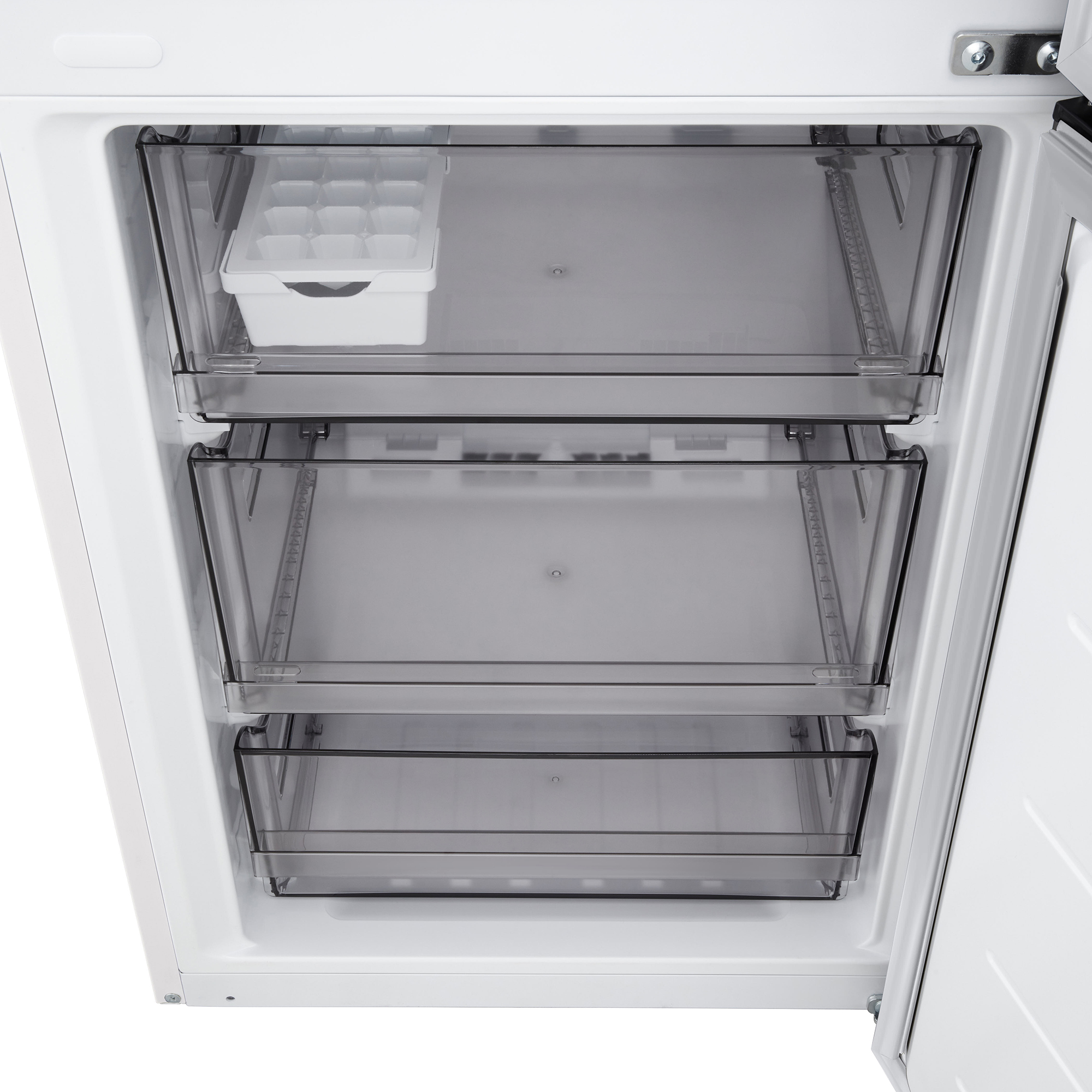 Ein weißer Kühlschrank mit transparenten Schubladen und einer Eiswürfelschale.