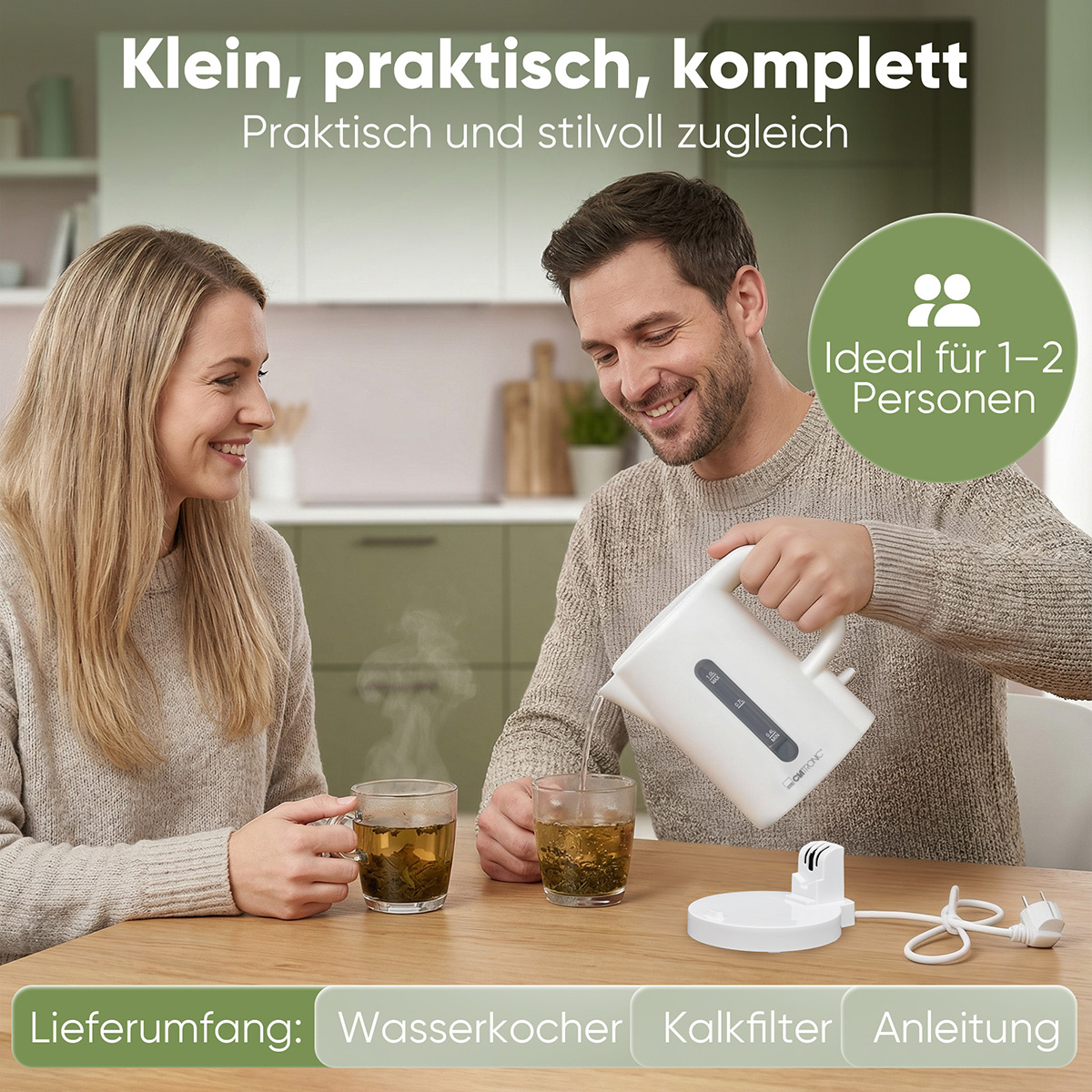 Mann gießt heißes Wasser aus weißem Wasserkocher in Gläser mit Tee für zwei Personen.