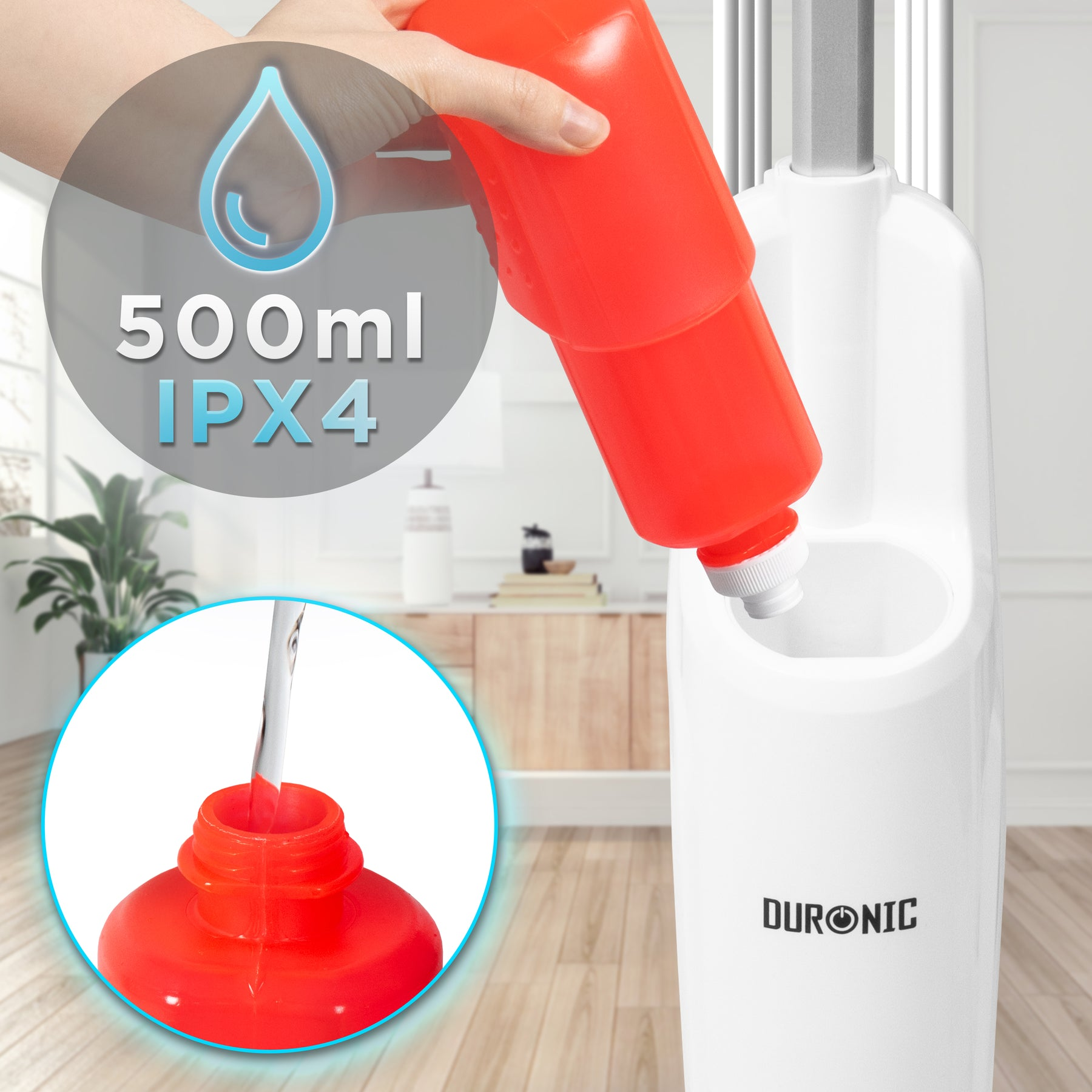 Eine Hand hält eine rote Flasche über ein weißes Gerät. Wasser fließt hinein.