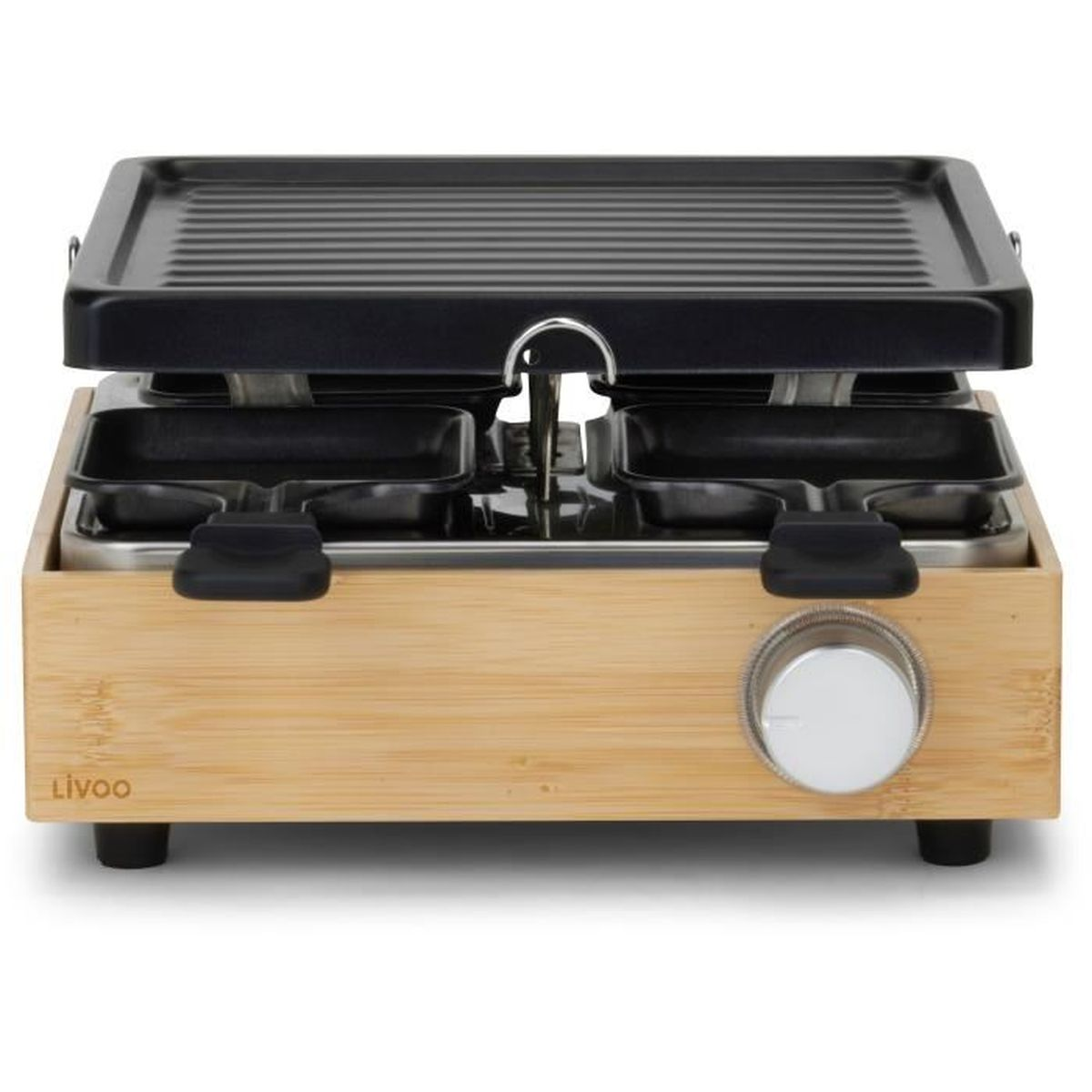 Kompakter Raclette-Grill mit Holzbasis, Grillplatte und vier Pfännchen.
