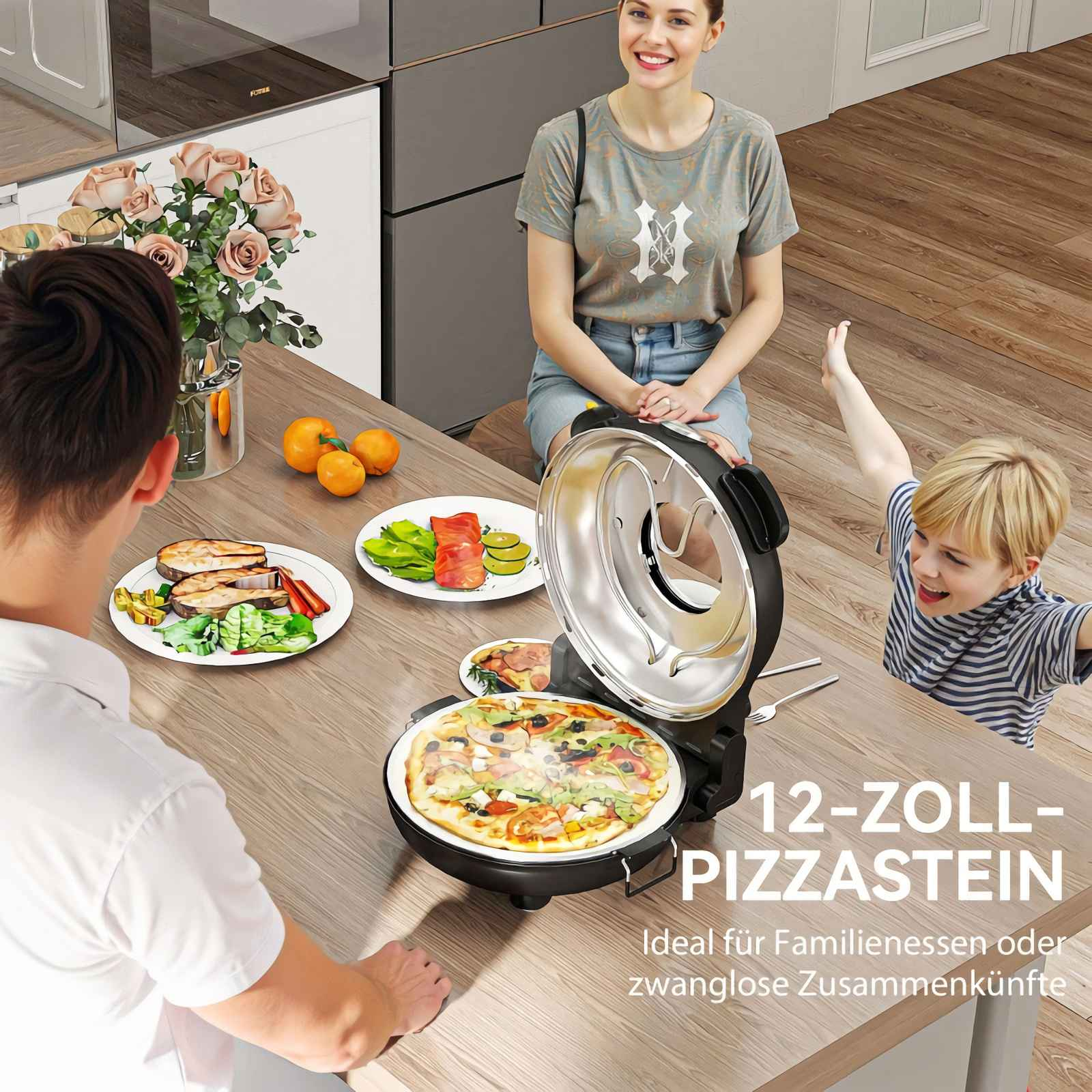 Familie genießt Pizza und Fisch an einem Holztisch, ein Pizzastein ist in Gebrauch.