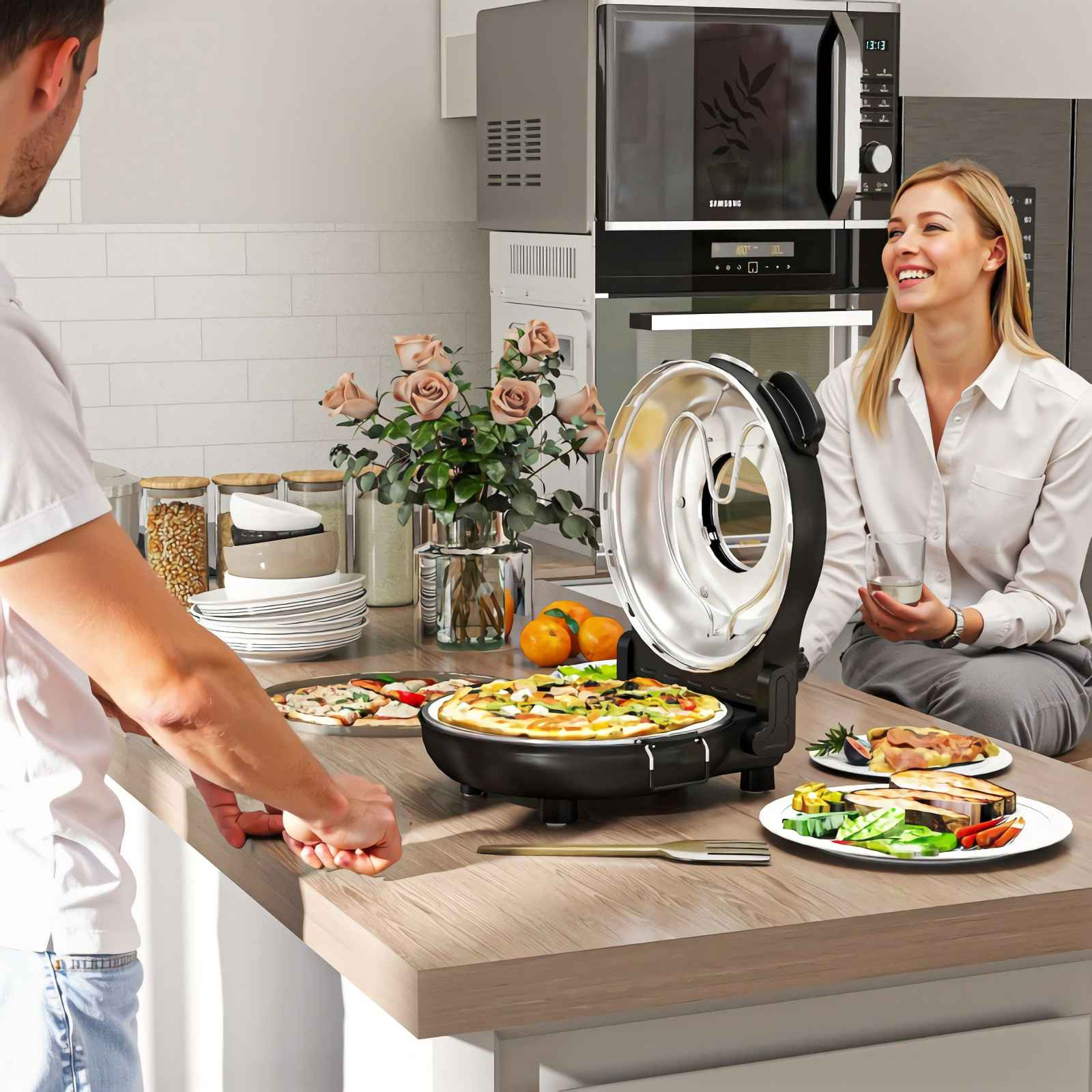 Mann und Frau in der Küche mit Pizzaofen, Pizza, Essen und Mikrowelle.
