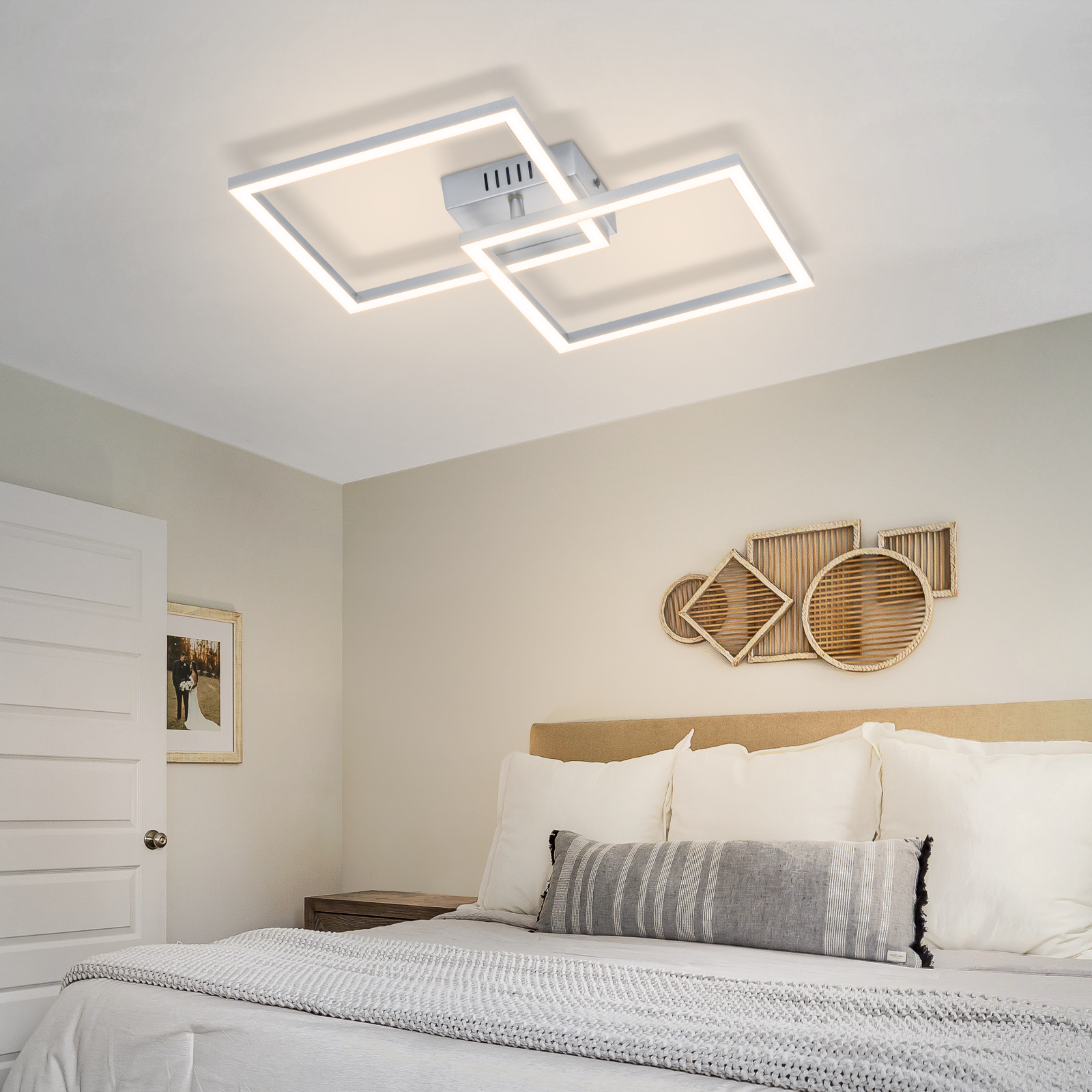 Camera da letto moderna con due plafoniere quadrate e un letto.