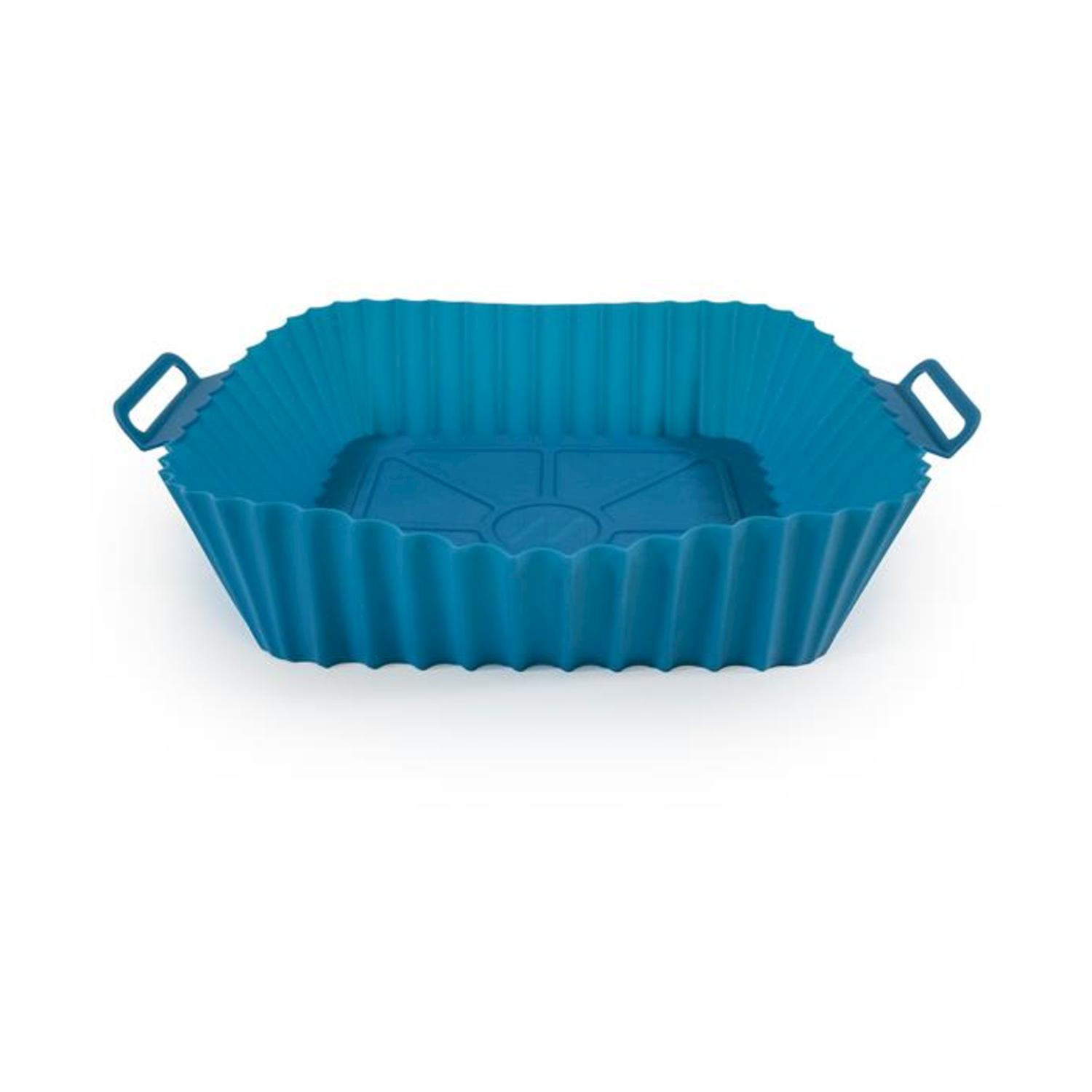 Un rivestimento blu in silicone per friggitrice ad aria con manici.