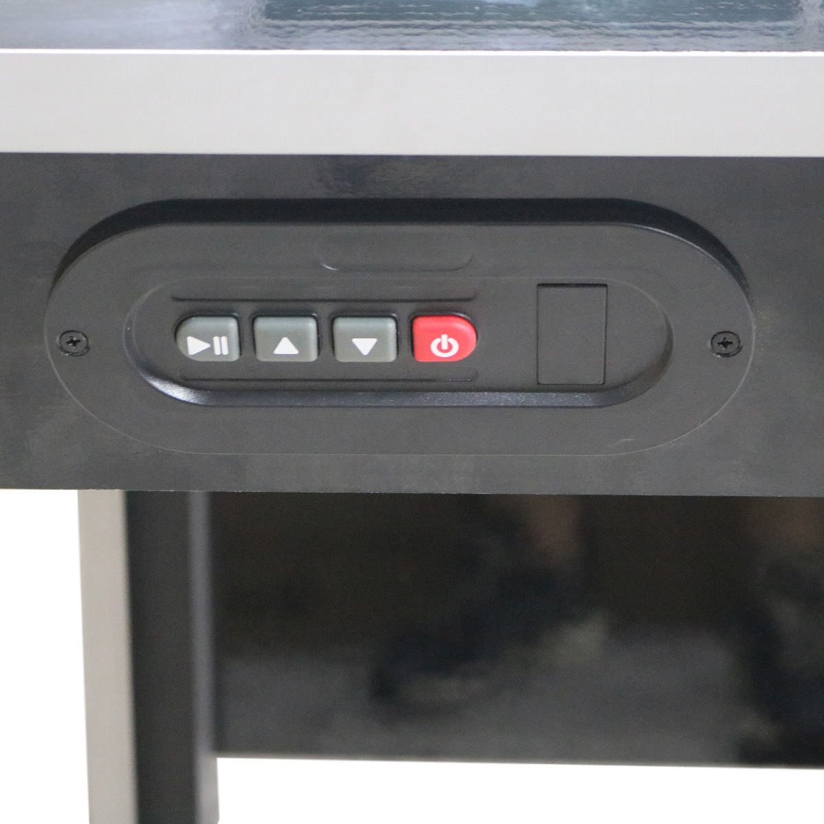 Schwarzes Bedienfeld mit Play/Pause, Lauter, Leiser und Ein/Aus-Tasten.