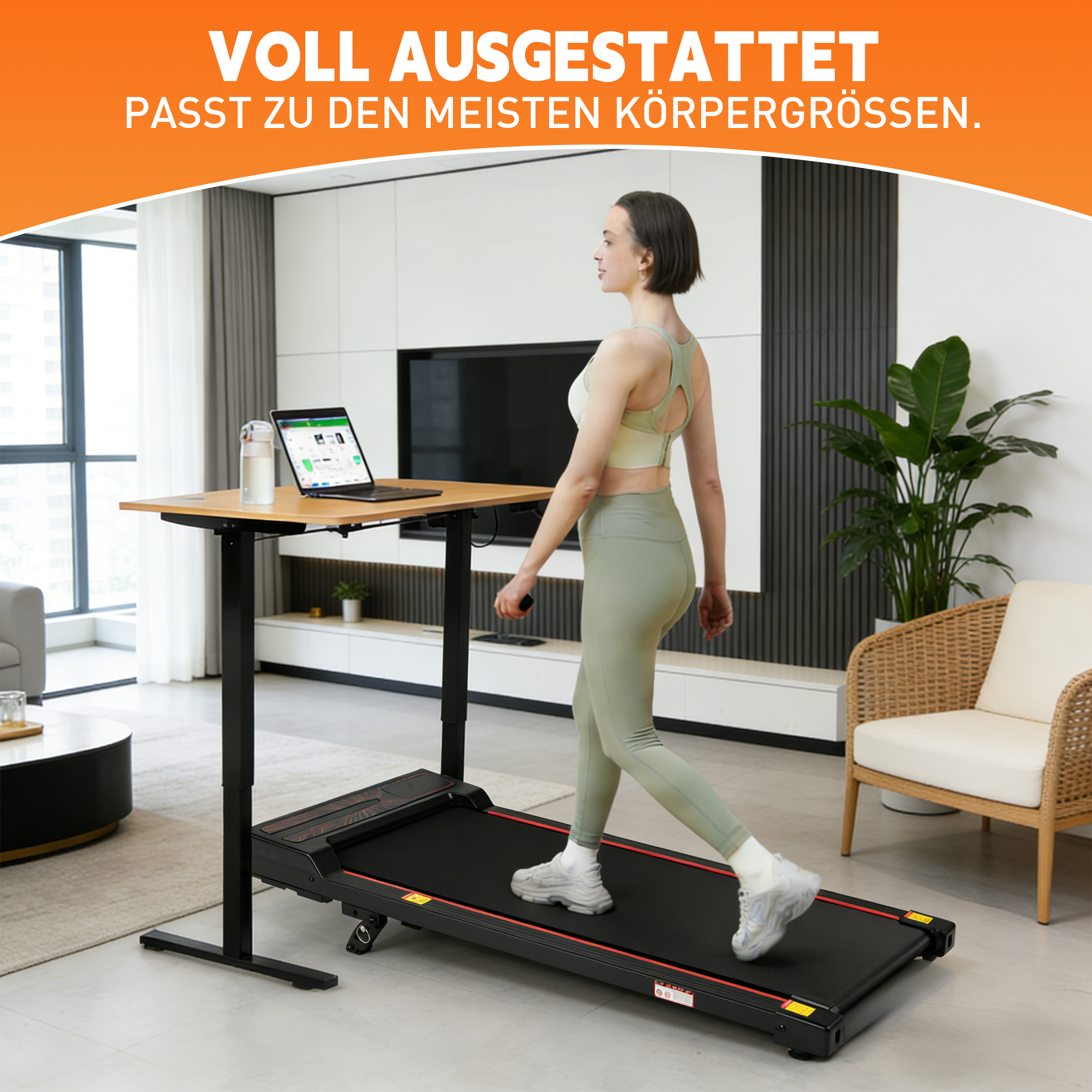 Eine Frau geht auf einem Laufband, das unter einem Schreibtisch steht. Ein Laptop ist auf dem Tisch.