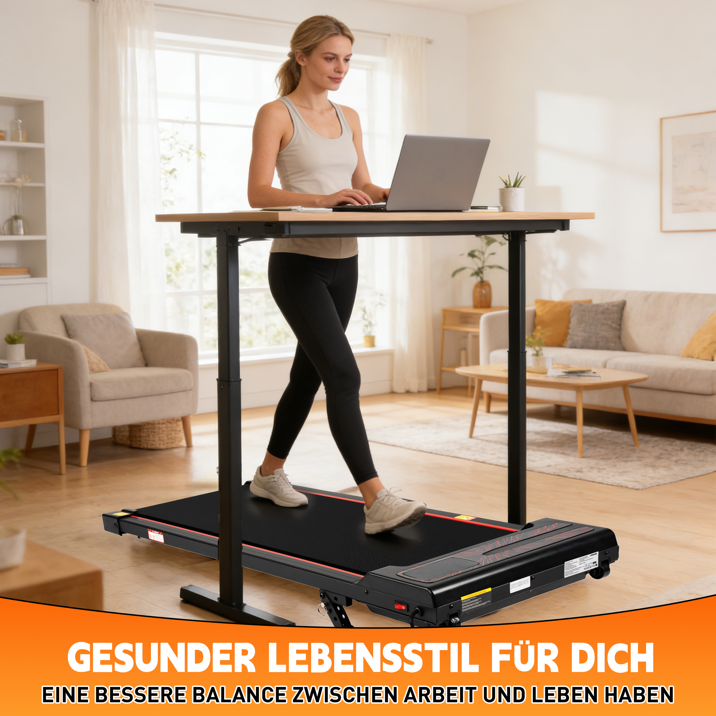 Frau auf Laufband am Stehpult mit Laptop. Wohnzimmer-Deko im Hintergrund.
