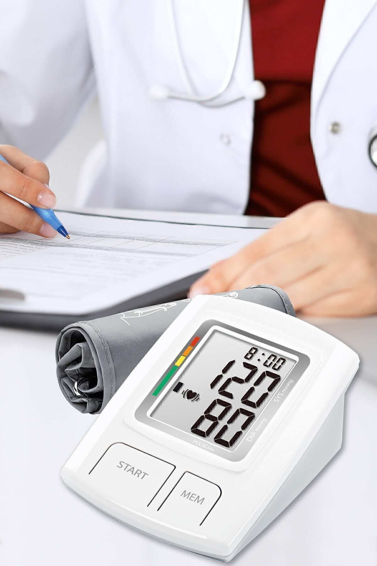 Beyaz önlüklü doktor belgeye yazıyor. Önde manşetli tansiyon aleti.