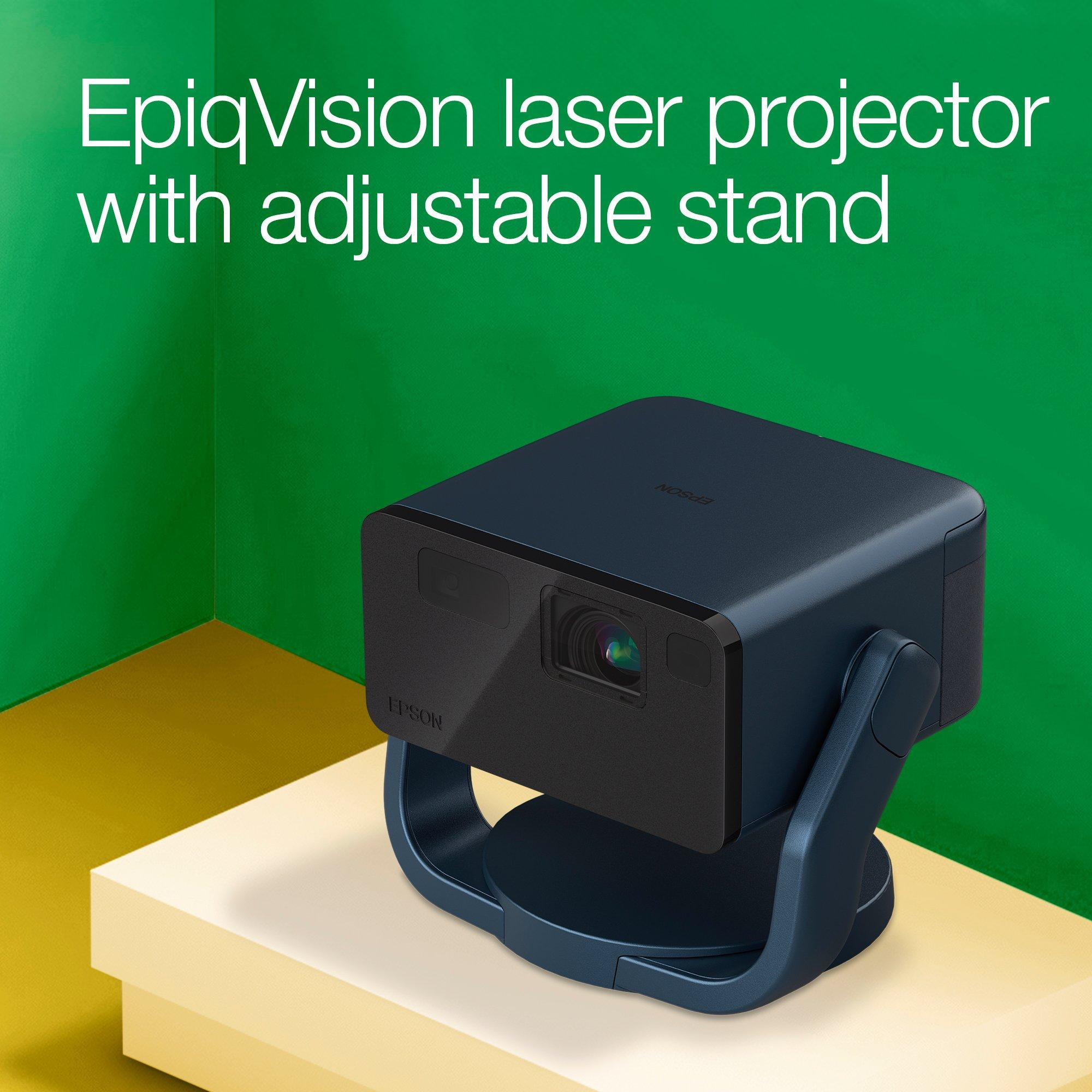 Ein dunkler Epson EpiqVision Laserprojektor mit verstellbarem Ständer auf einem Podest.