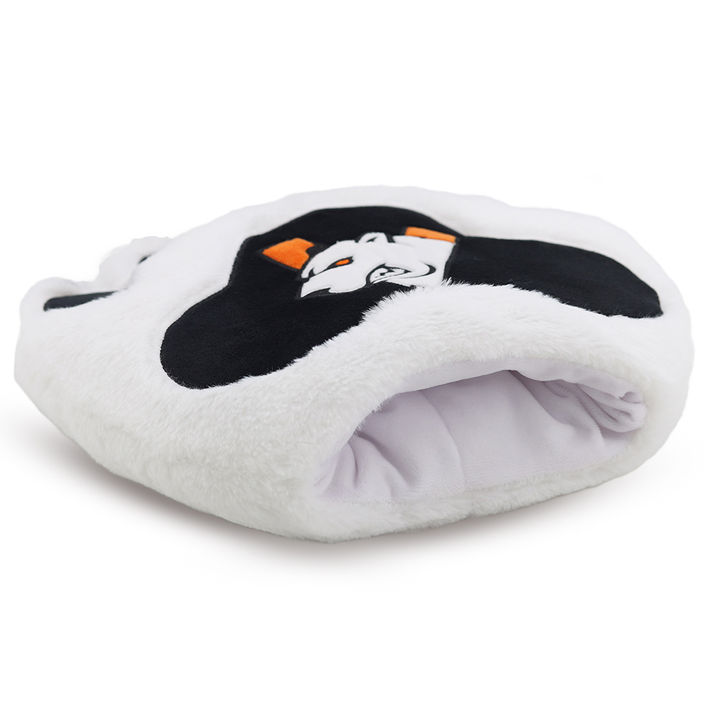 Ein weißer Plüsch-Handwärmer mit einem schwarzen und orangefarbenen Wolfskopf-Design.