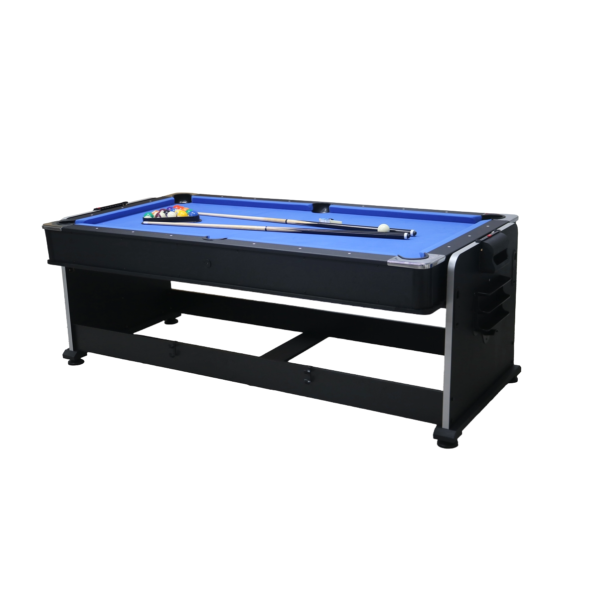 Niebieski stół bilardowy z kulami i kijami, na czarnej ramie.