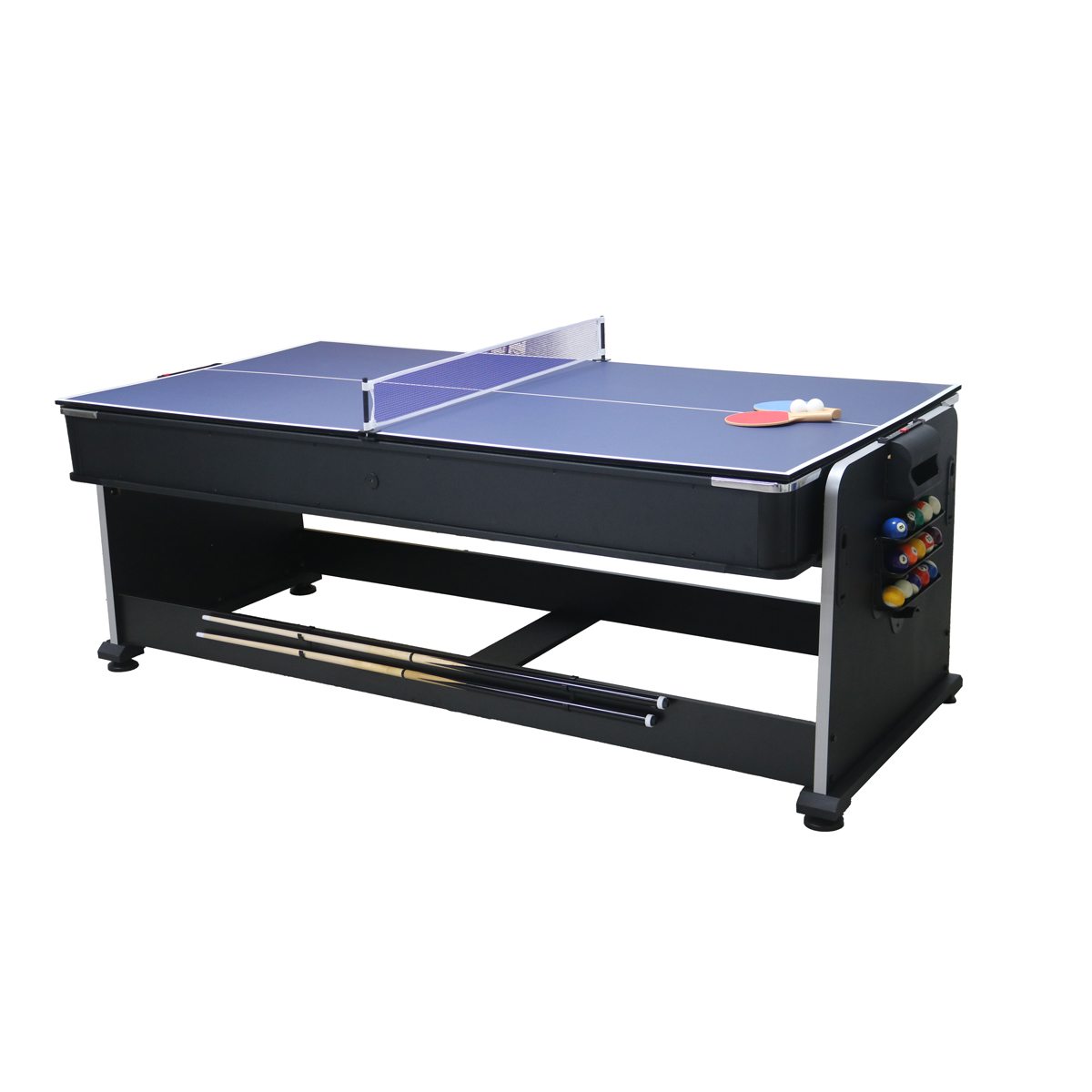 Czarny stół do gry z niebieskim blatem do tenisa stołowego, kulami bilardowymi i rakietkami.