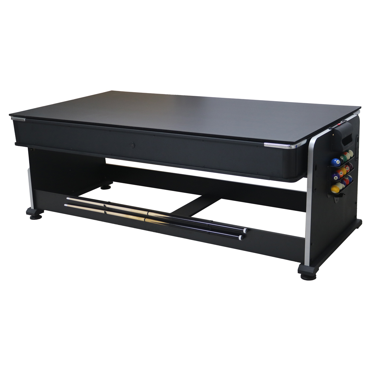 Czarny stół bilardowy z kulami i kijami