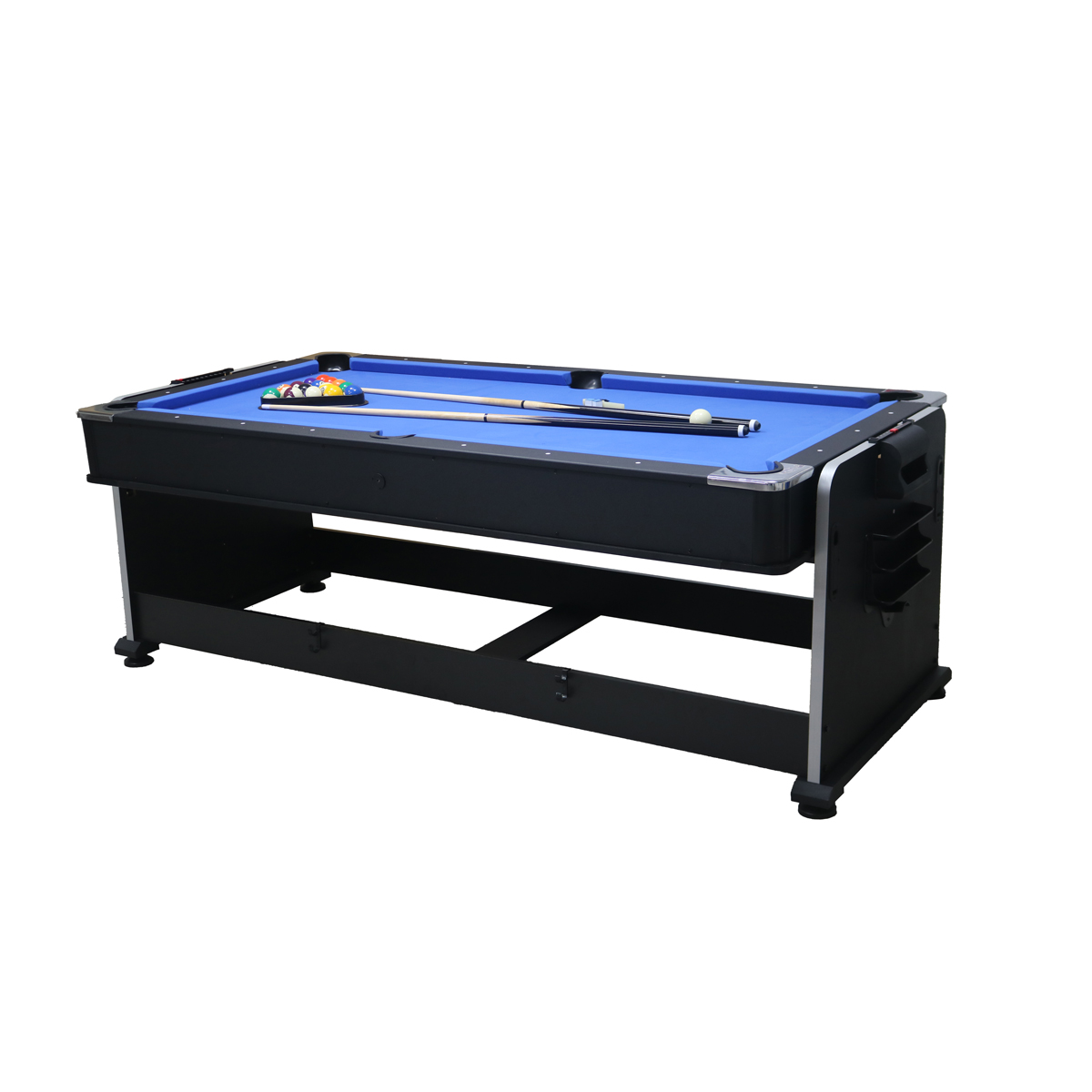 Niebieski stół bilardowy z kulami, kijami i białą bilą.