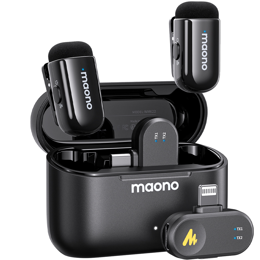Tre microfoni Maono neri e una custodia di ricarica con connettore Lightning.