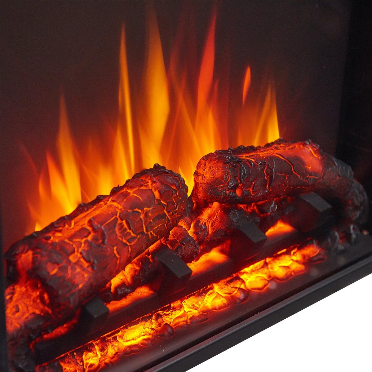 Glühende Holzscheite vor flackerndem Feuer in einem Kamin.