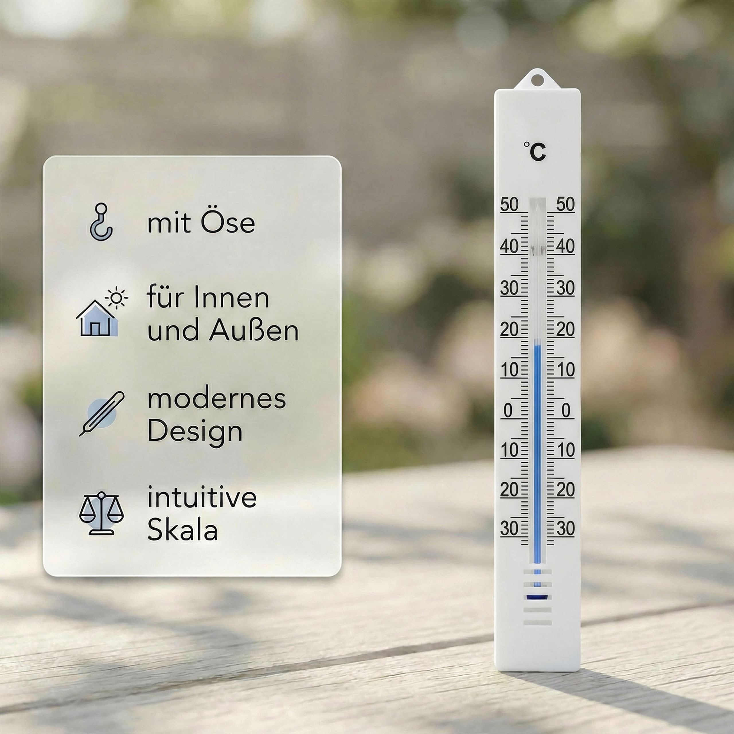 Ein weißes Thermometer mit blauer Flüssigkeit misst die Temperatur.