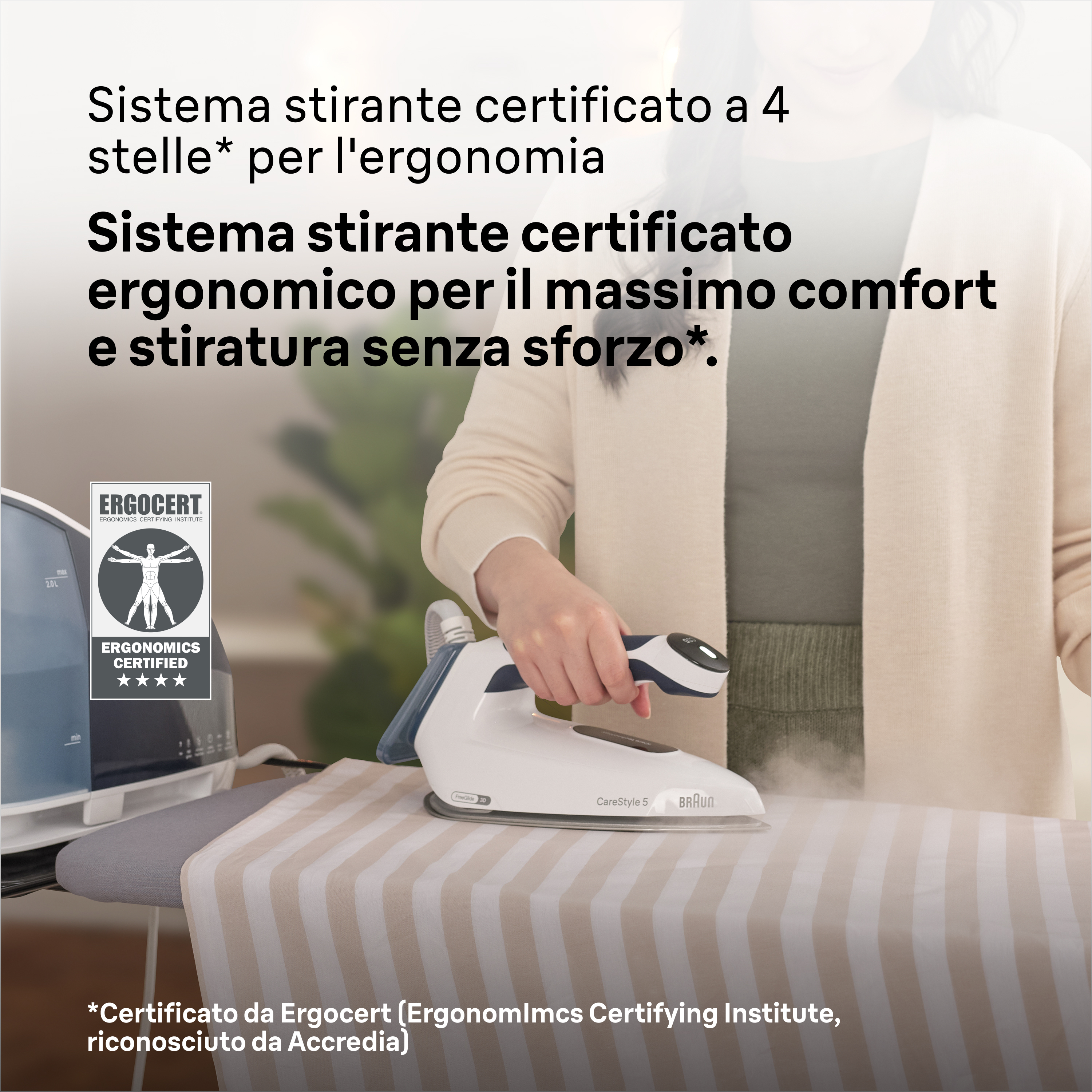 Eine Person bügelt mit einem weißen Bügeleisen, das Dampf abgibt. Ergonomie-Siegel.