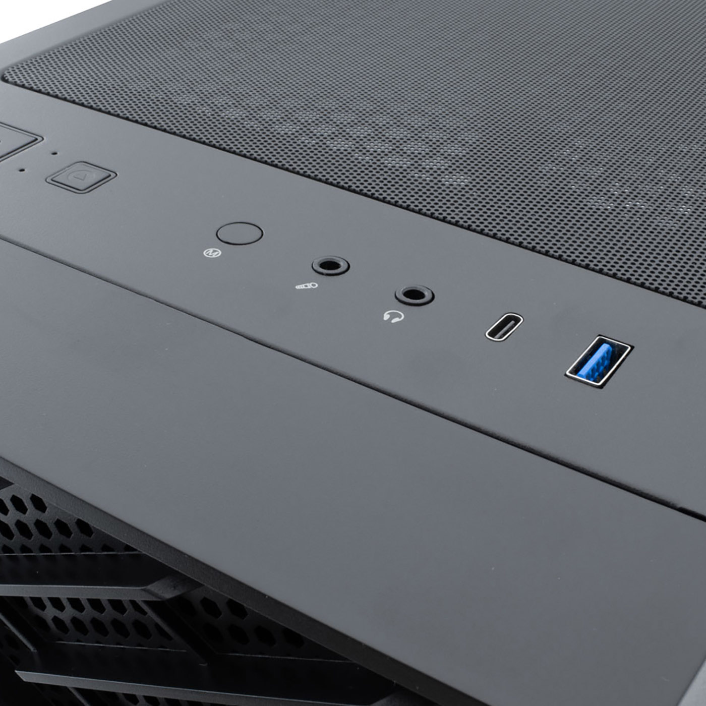La parte superior de una caja de computadora negra muestra puertos USB y de audio.