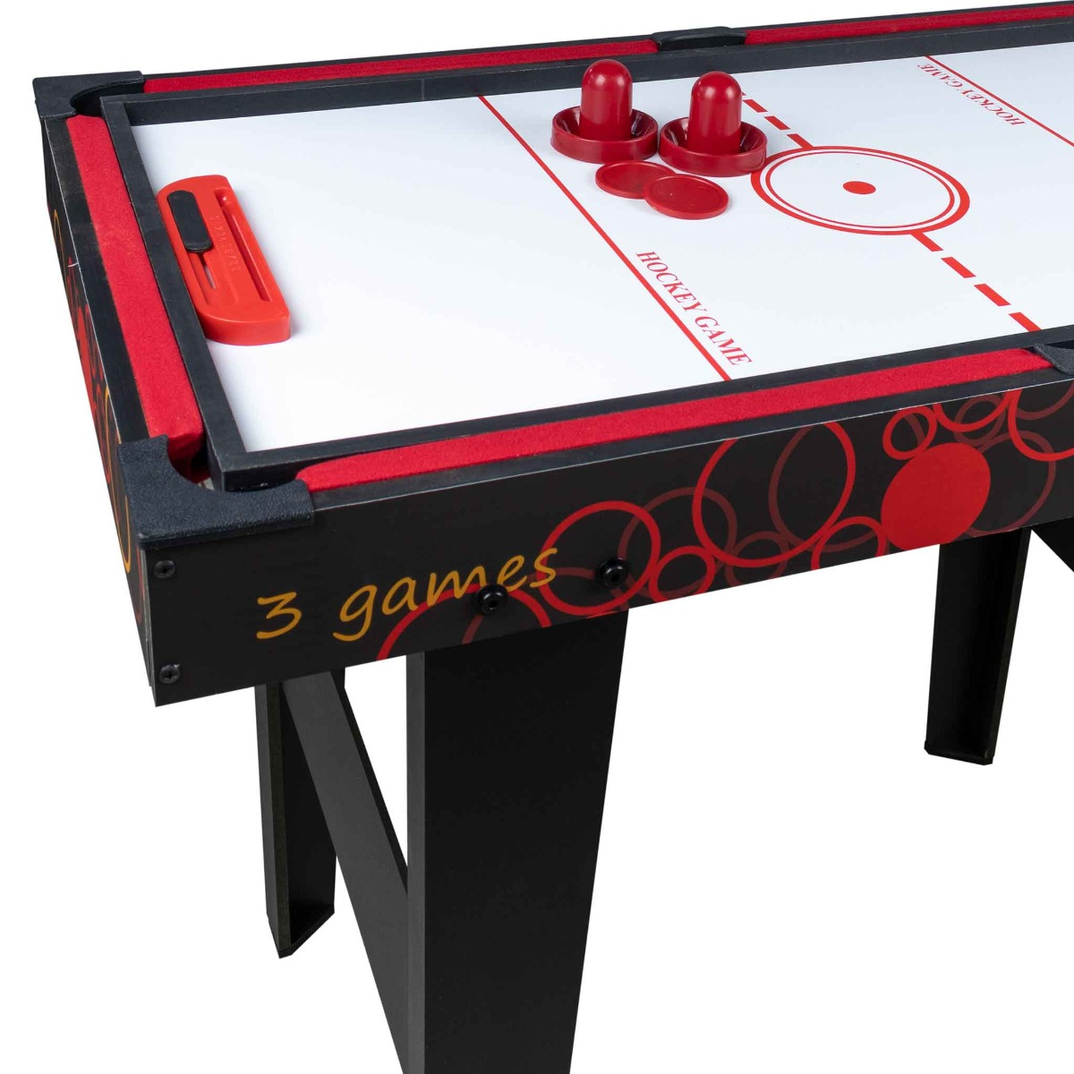 Stół do air hockey z czerwonym wykończeniem, dwoma czerwonymi łopatkami i krążkami.
