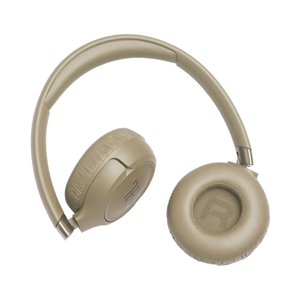 Beżowe słuchawki z wyściełanymi nausznikami, na białym tle.