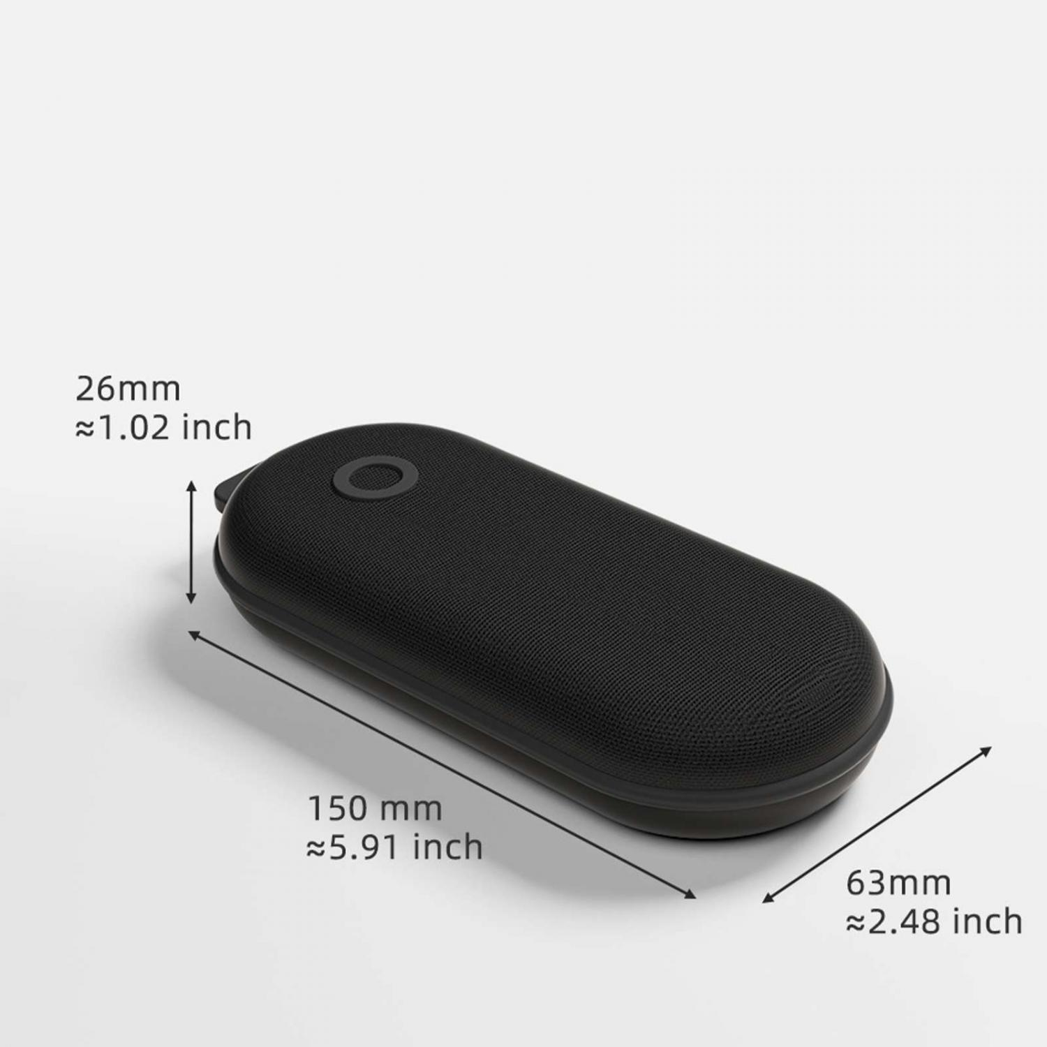 Schwarzes Etui mit Maßen: 150 mm L, 63 mm B, 26 mm H. Mit kreisförmigem Knopf.