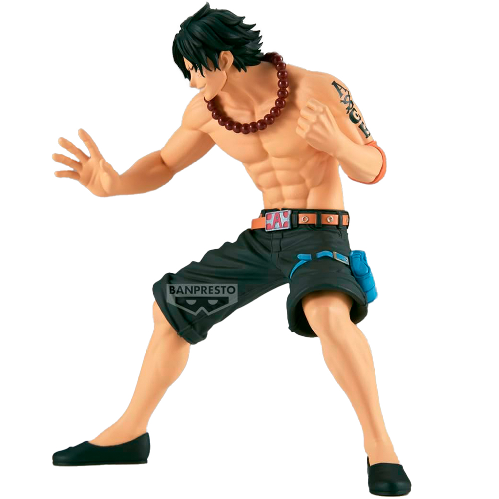 Una action figure di Ace con capelli neri, collana rossa, pantaloncini e tatuaggio.