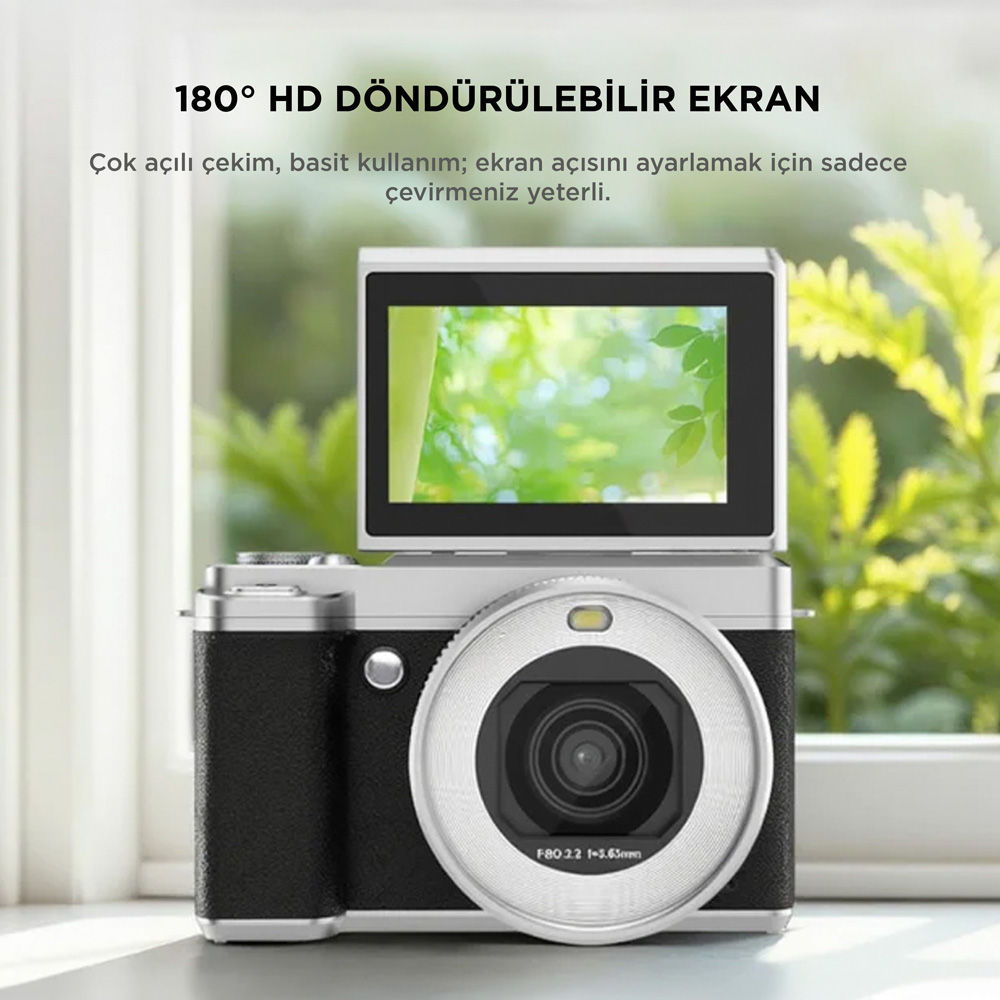 Katlanabilir HD ekrana ve lense sahip siyah dijital kamera.