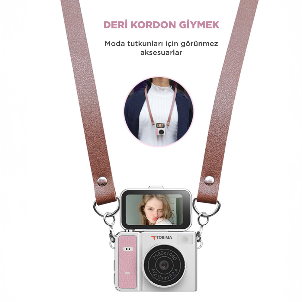 Pembe detaylı beyaz kamera, deri kordonla asılı, selfie gösteriyor.