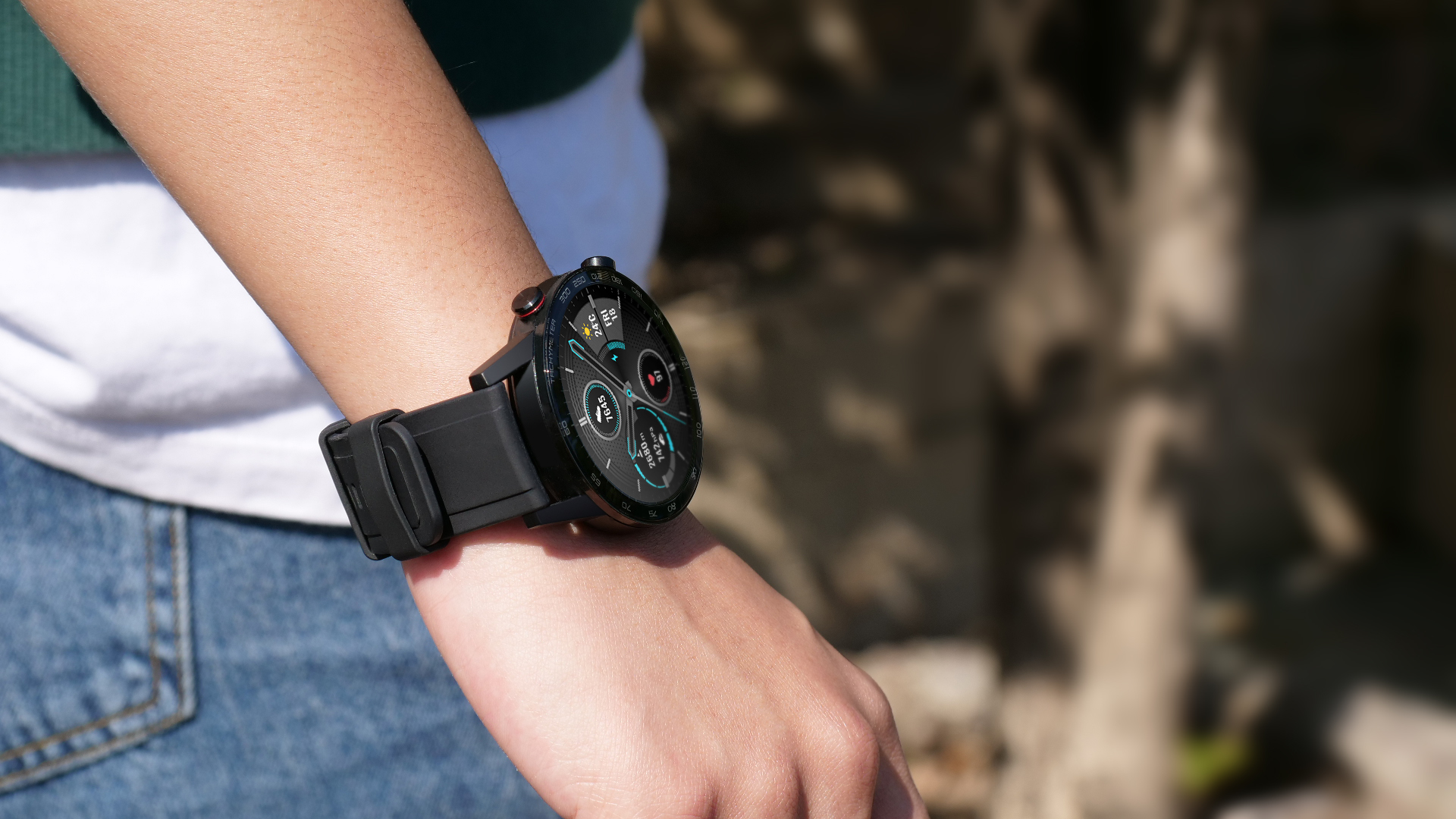 Eine Smartwatch mit schwarzem Armband an einem Arm, zeigt Daten an.