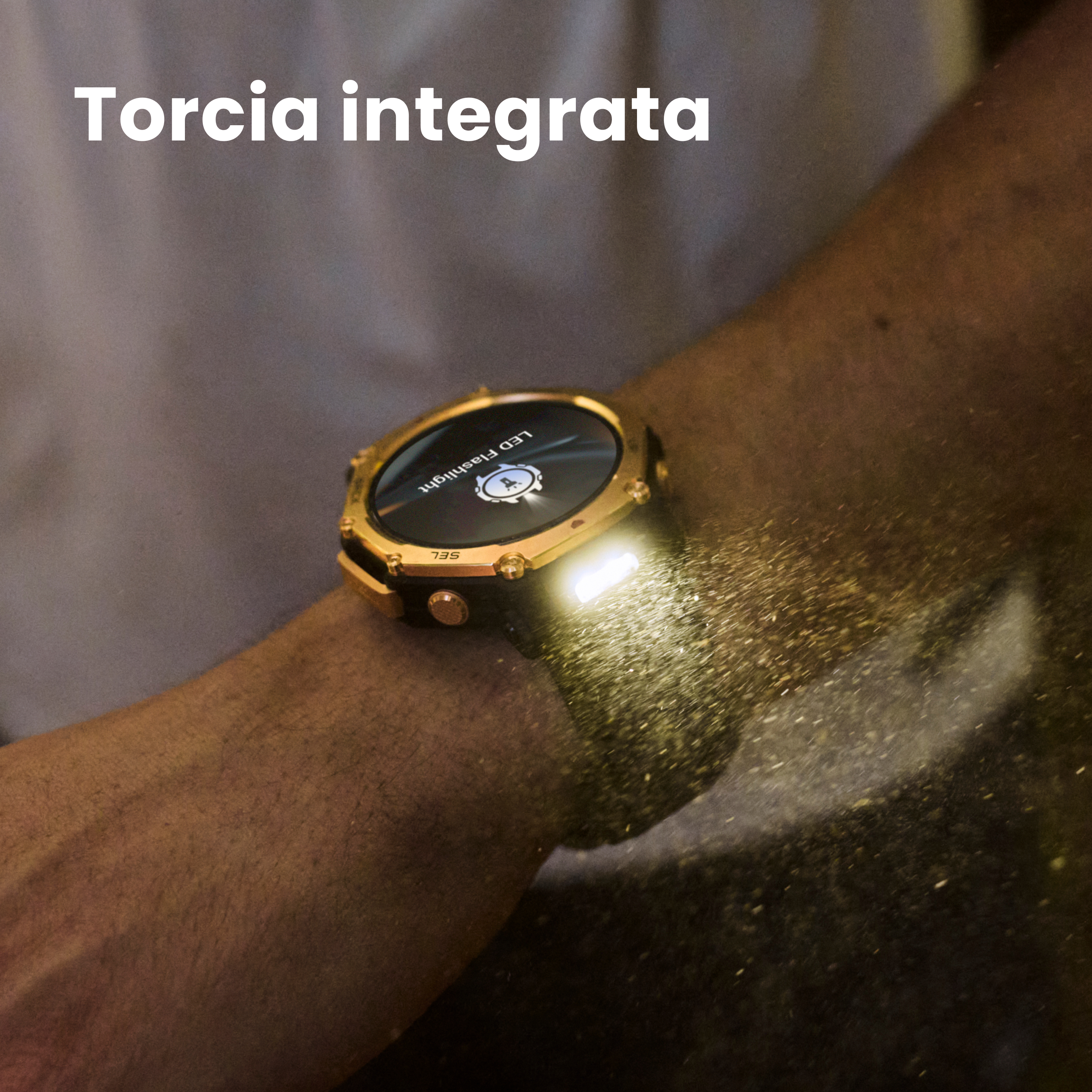 Eine goldene Smartwatch mit eingeschalteter LED-Taschenlampe leuchtet auf einen Arm.
