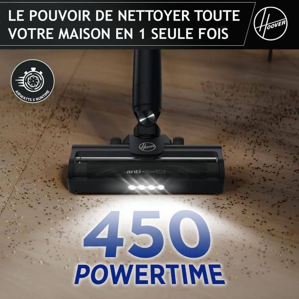 Un aspirapolvere senza fili Hoover nero pulisce lo sporco da un pavimento in legno.