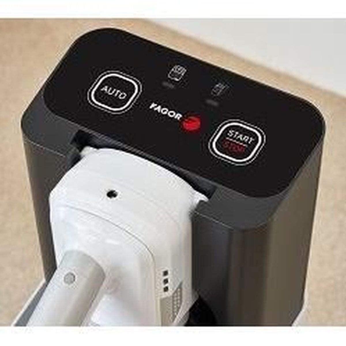 Purificatore d'aria Fagor nero con manico bianco, pulsanti Auto e Start/Stop.