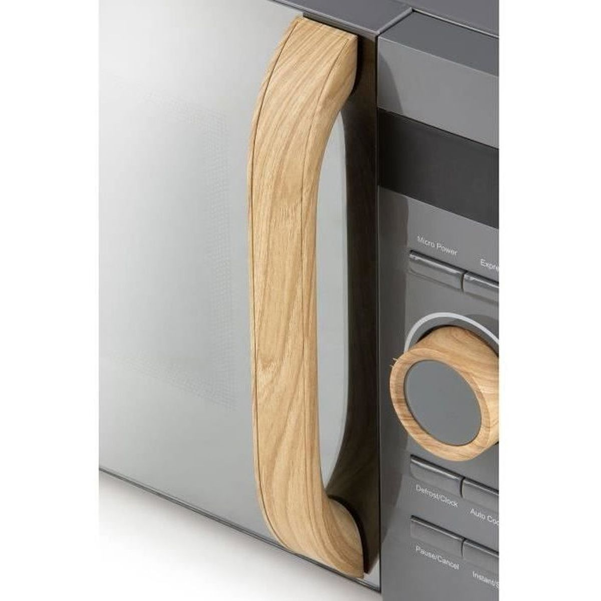 Graue Mikrowelle mit Holzbeschlägen an Griff und Drehknopf.