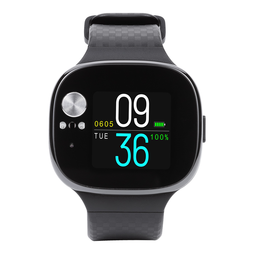 Uno smartwatch nero con cinturino a scacchi mostra ora 09:36, data MAR, 0605 e batteria al 100%.