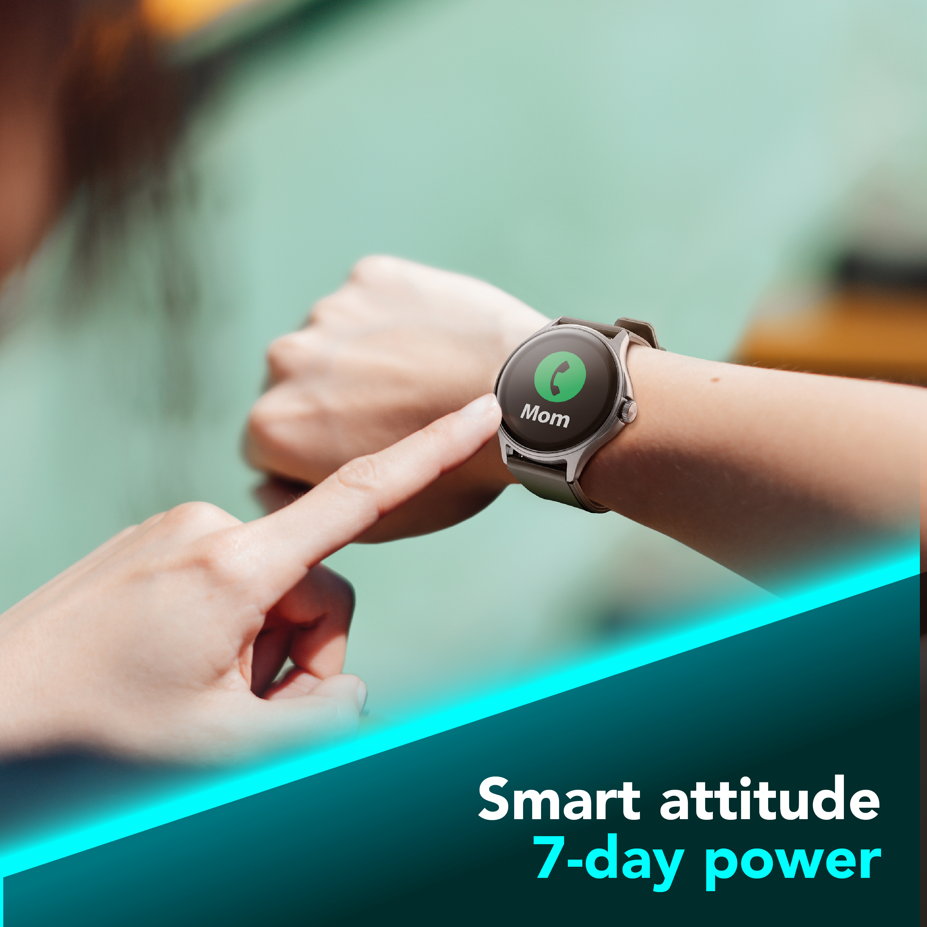 Eine Person tippt auf ein Smartwatch-Display, das "Mom" anzeigt.