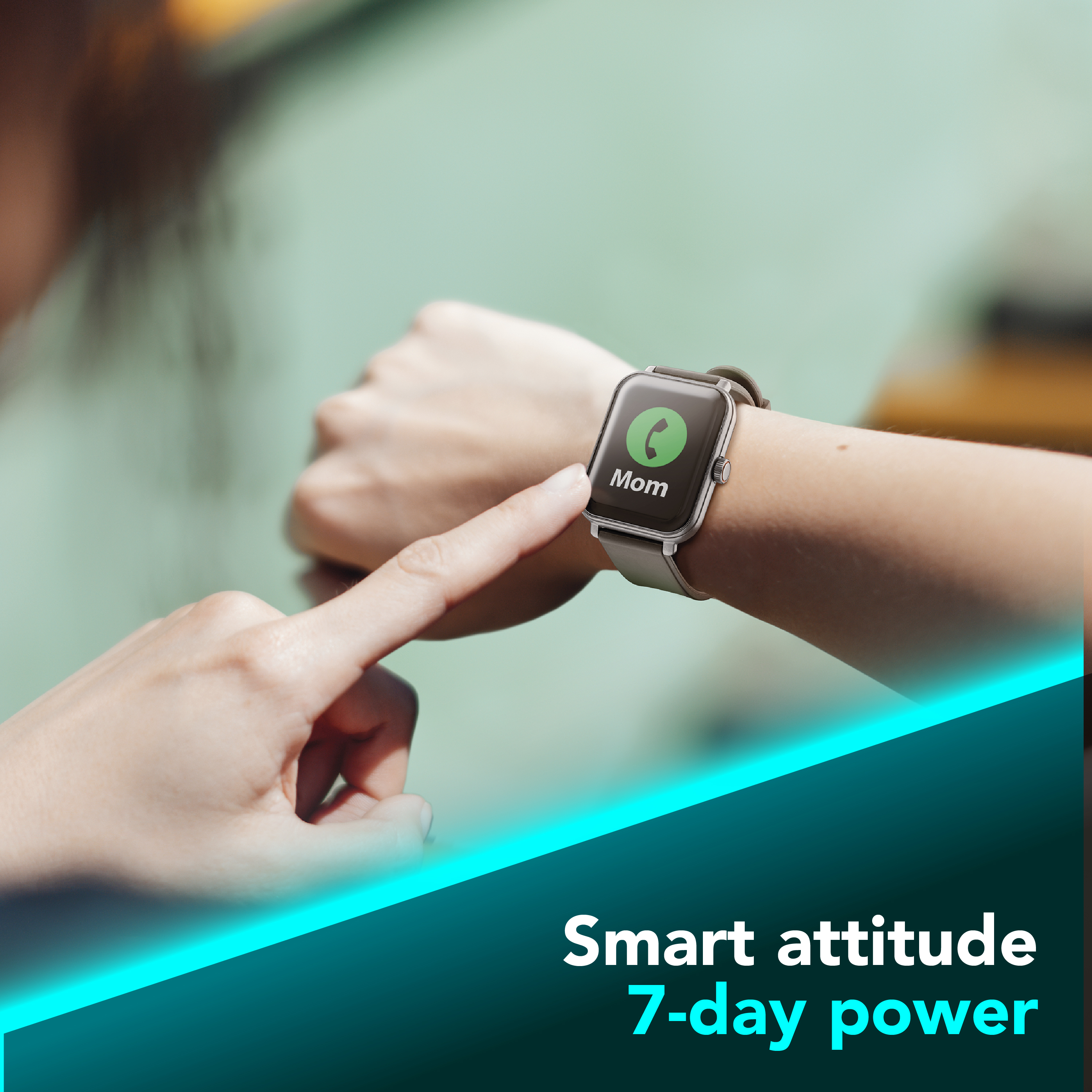Mano tocca smartwatch con chiamata 'Mamma'.