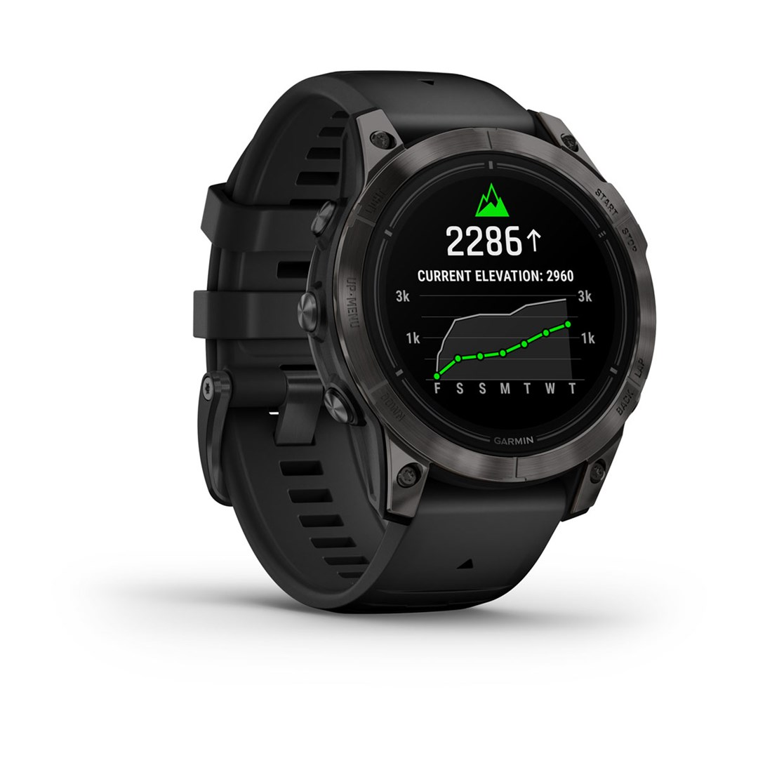 Czarny smartwatch Garmin wyświetlający profil wysokości na ekranie.