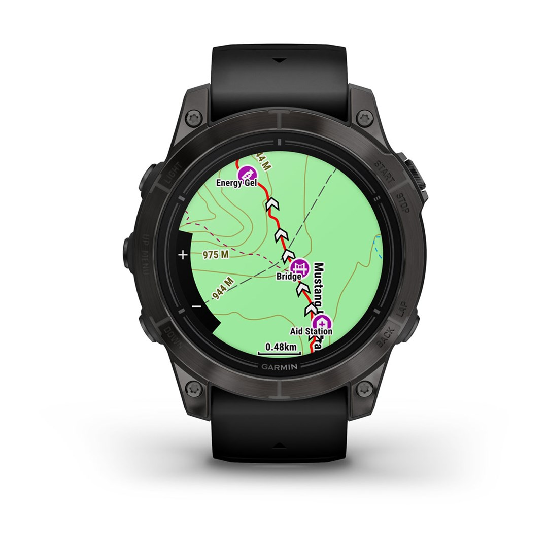 Czarny smartwatch wyświetla mapę biegu pokazującą żel energetyczny, most i punkt pomocy.