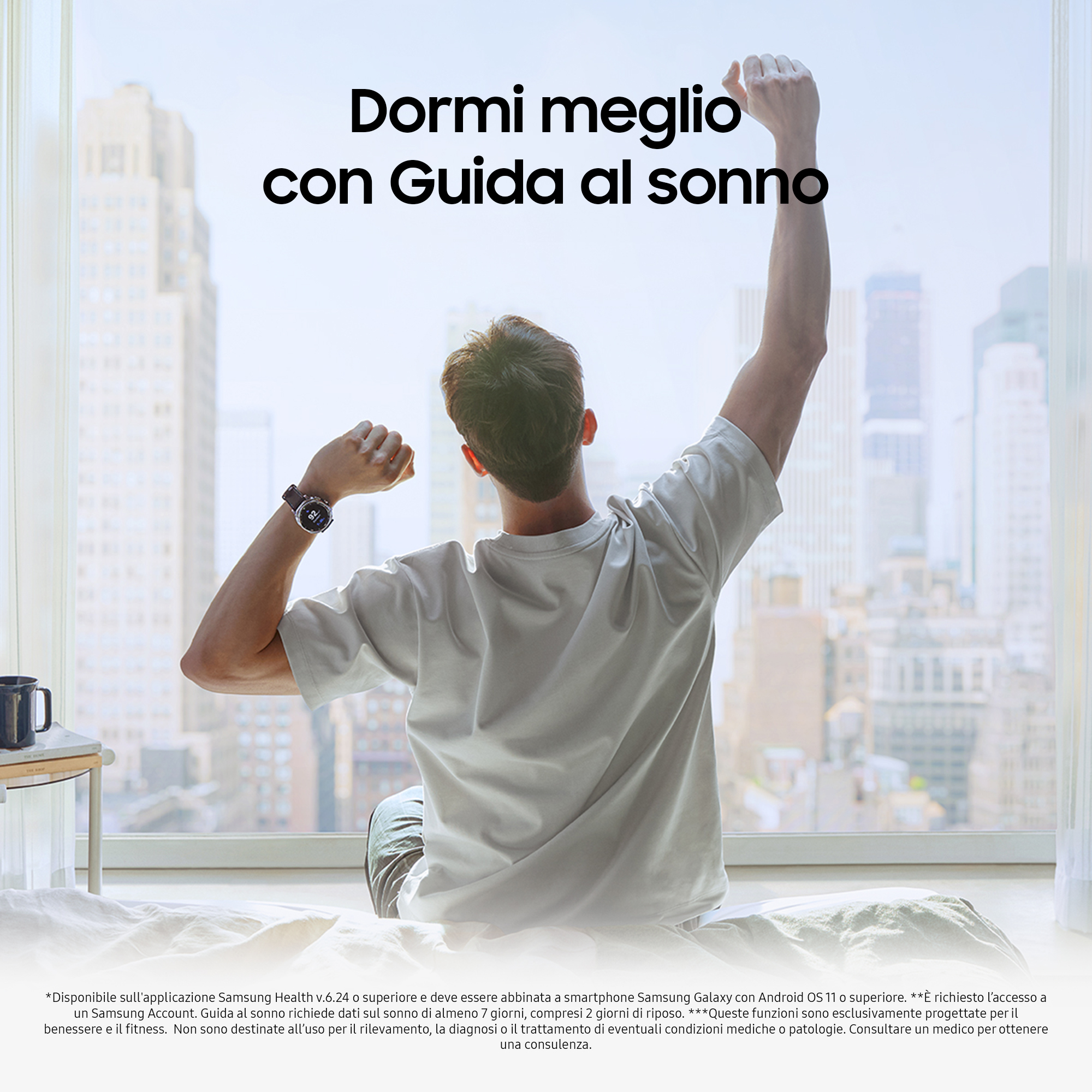 Uomo che si stira in stanza affacciata sulla città. Testo: Dormi meglio con guida al sonno.