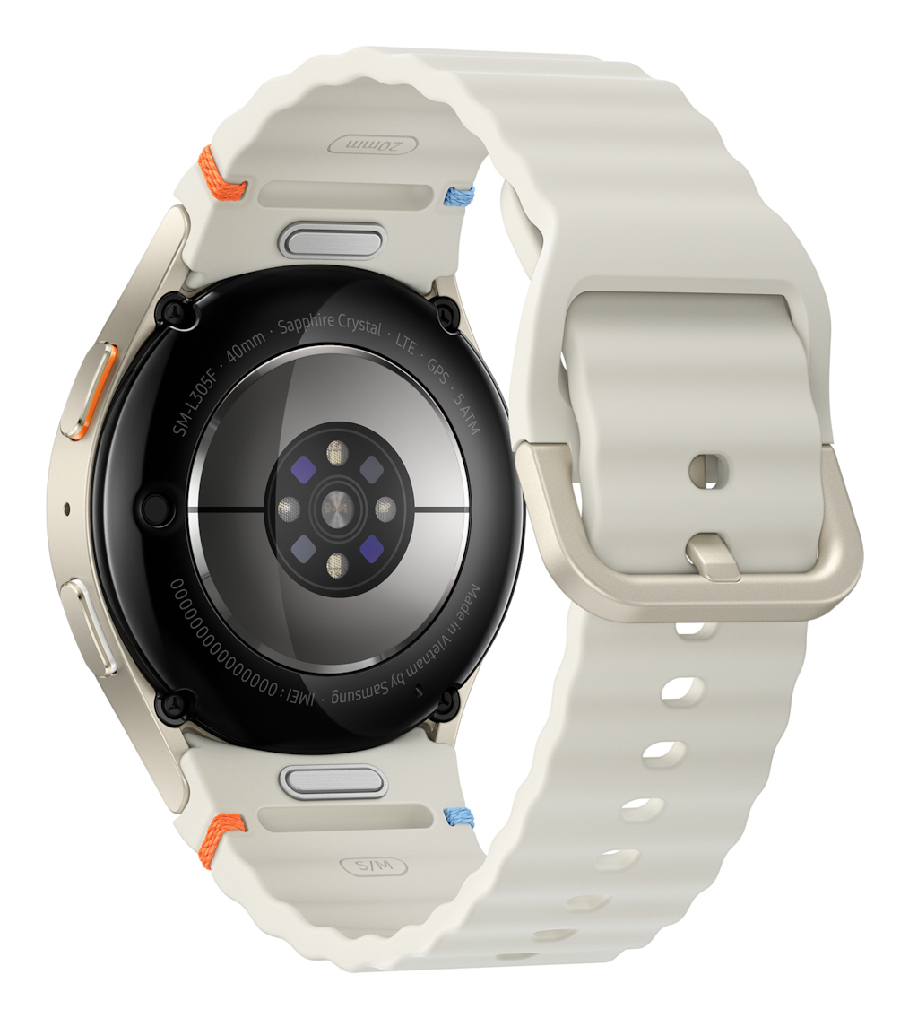 Vista posteriore di uno smartwatch bianco con cassa in metallo, che mostra le specifiche.