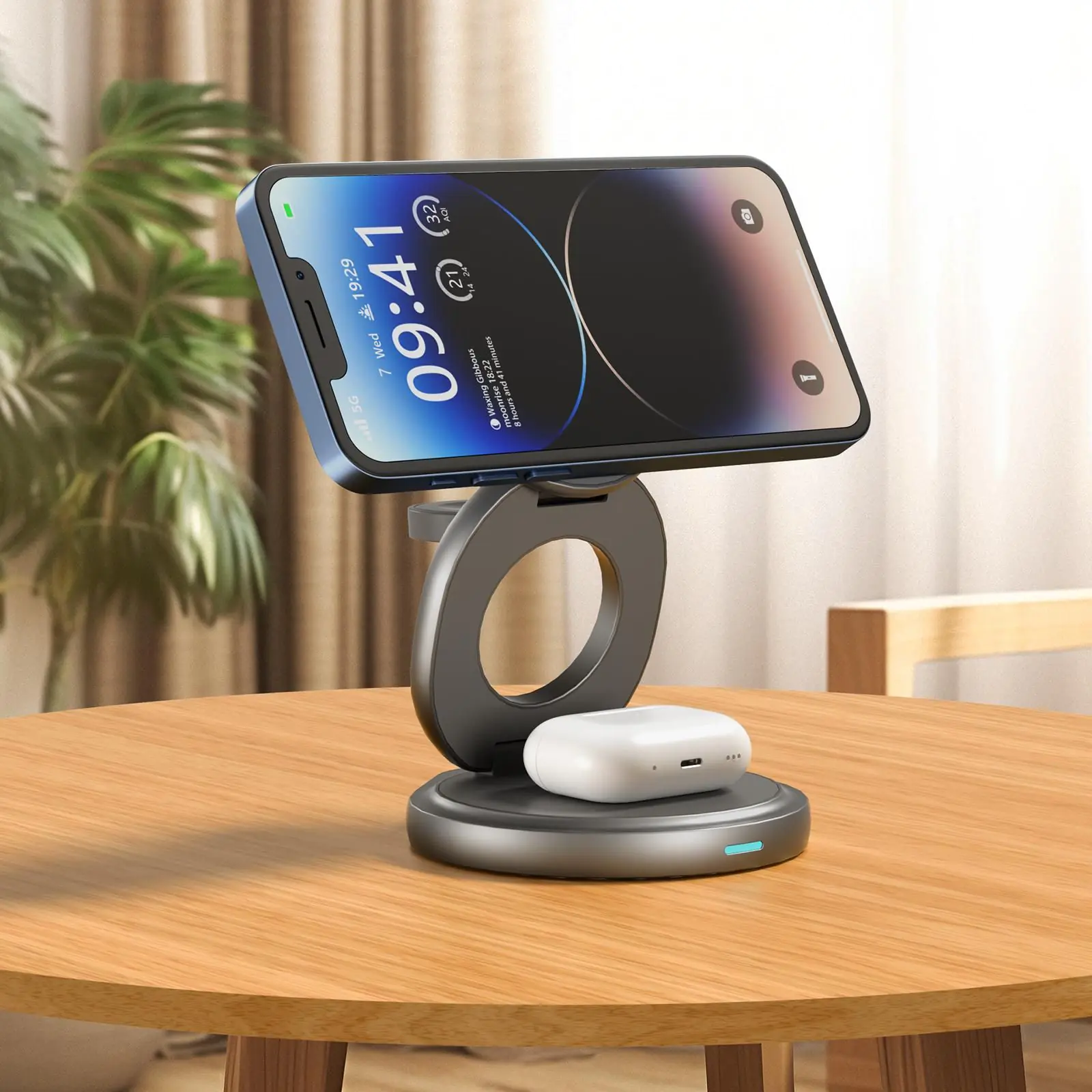 Ein Smartphone und Ohrhörer werden auf einem Ladeständer auf einem Holztisch geladen.