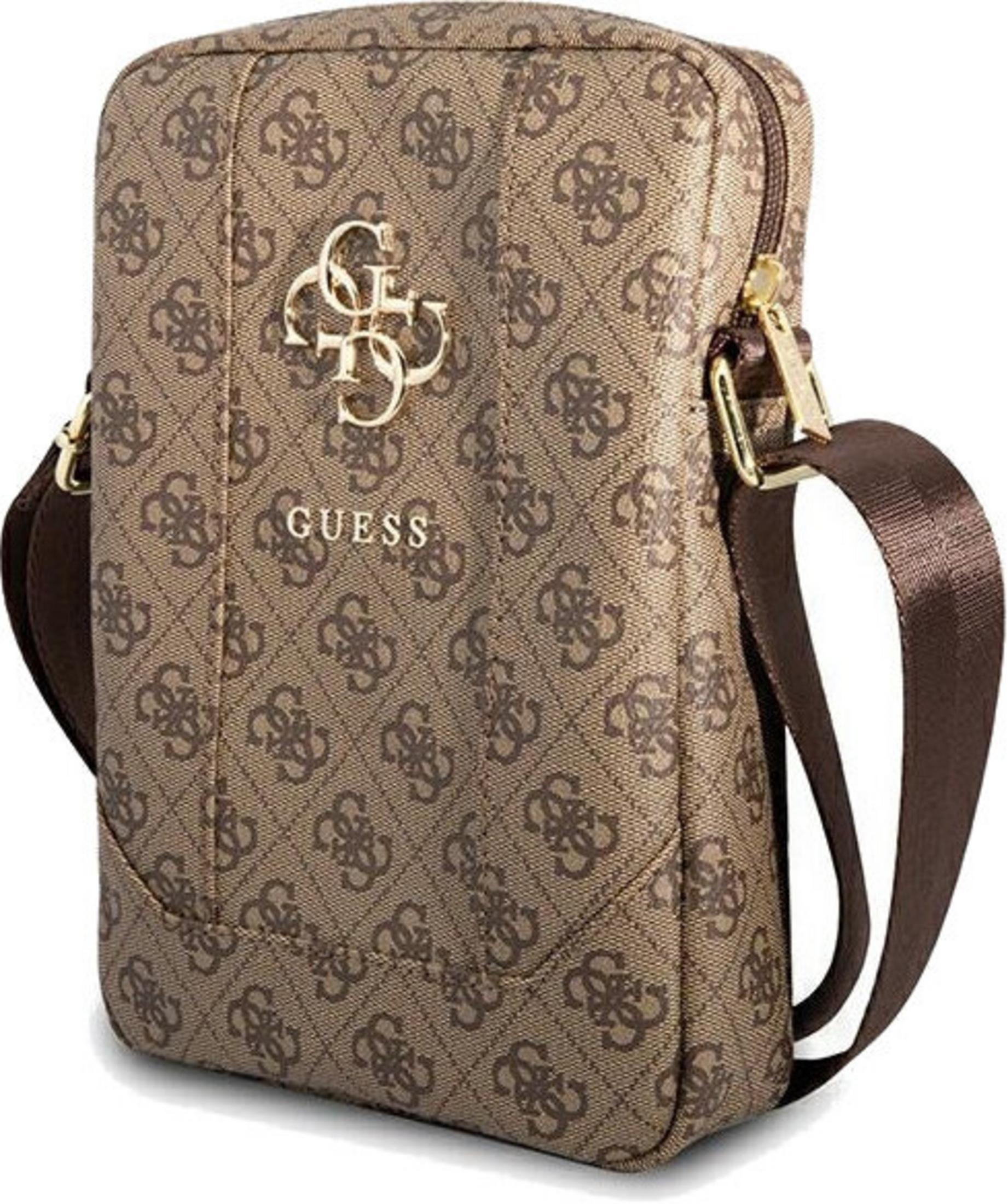 Brązowa torba na ramię Guess z wzorem logo i złotym emblematem.