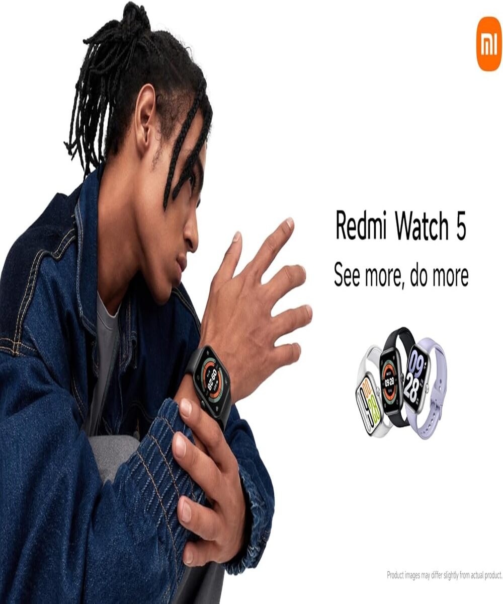 Hombre con rastas viste chaqueta vaquera y Redmi Watch 5 negra.