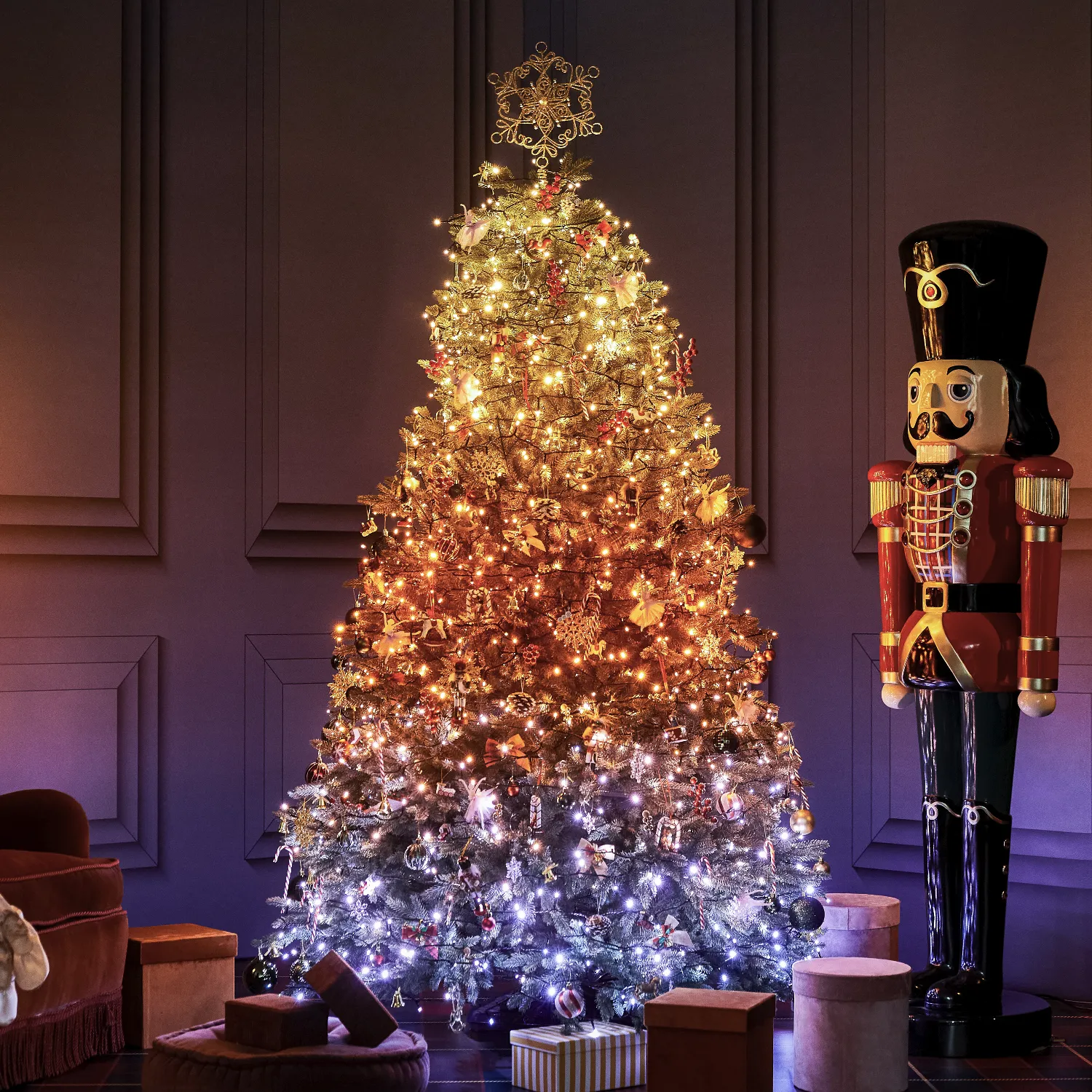 Udekorowana choinka ze światłami i żołnierzyk-dziadek do orzechów.