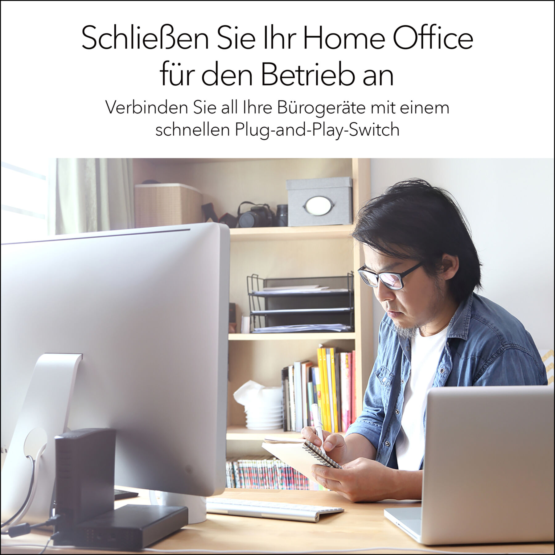 Mężczyzna pisze w notatniku, pracuje w domowym biurze przy biurku z komputerem.