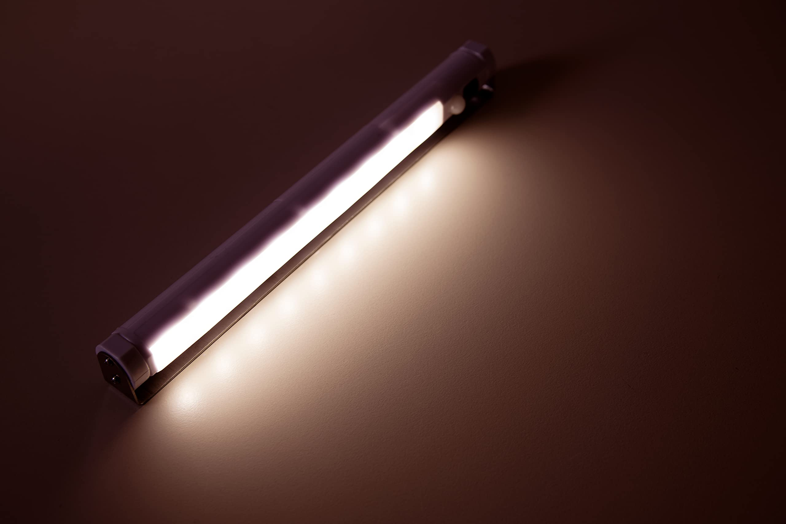 Eine leuchtende LED-Röhre auf einem dunklen Hintergrund.