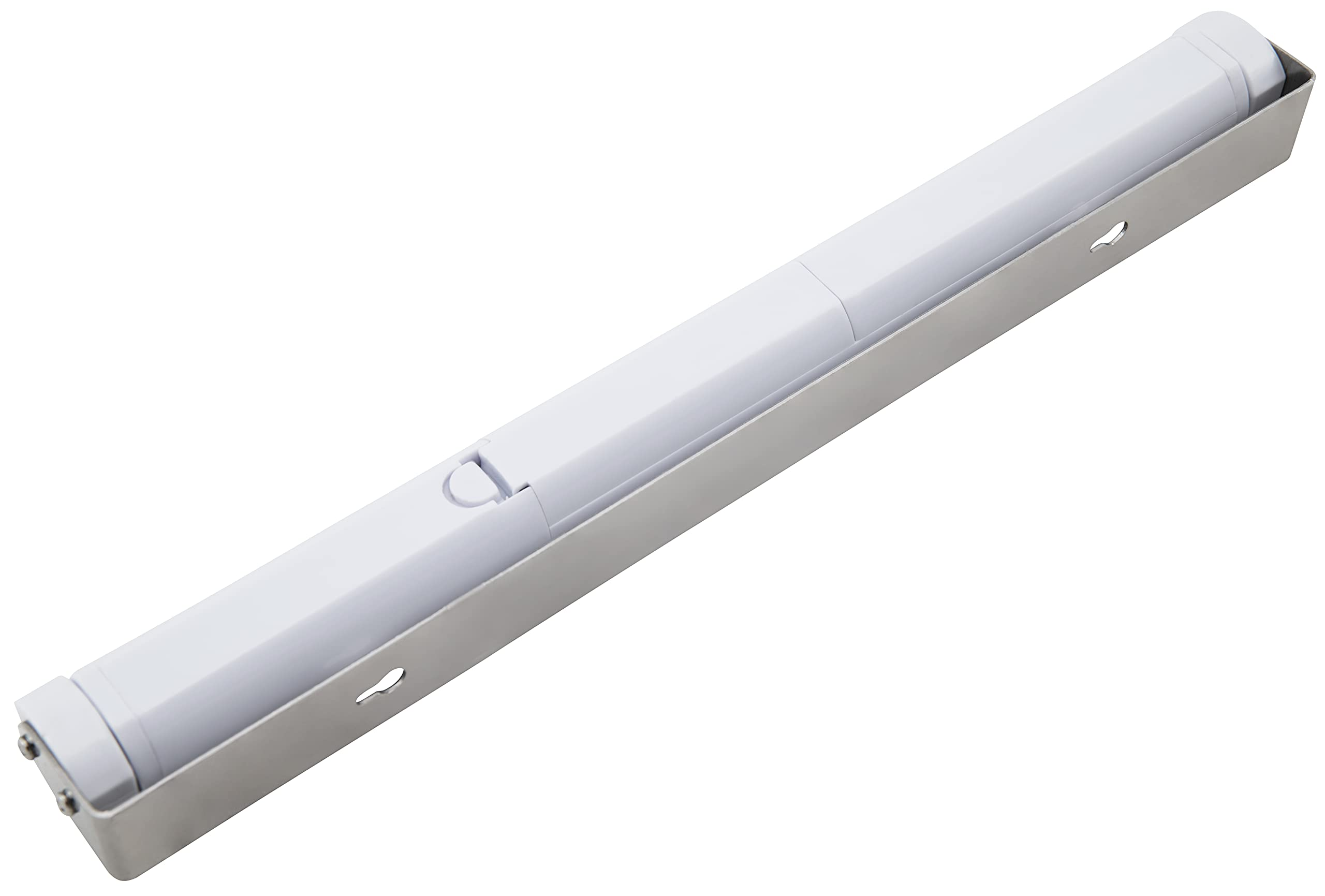 Eine weiße LED-Röhre in einem silbernen Metallgehäuse mit Befestigungslöchern.